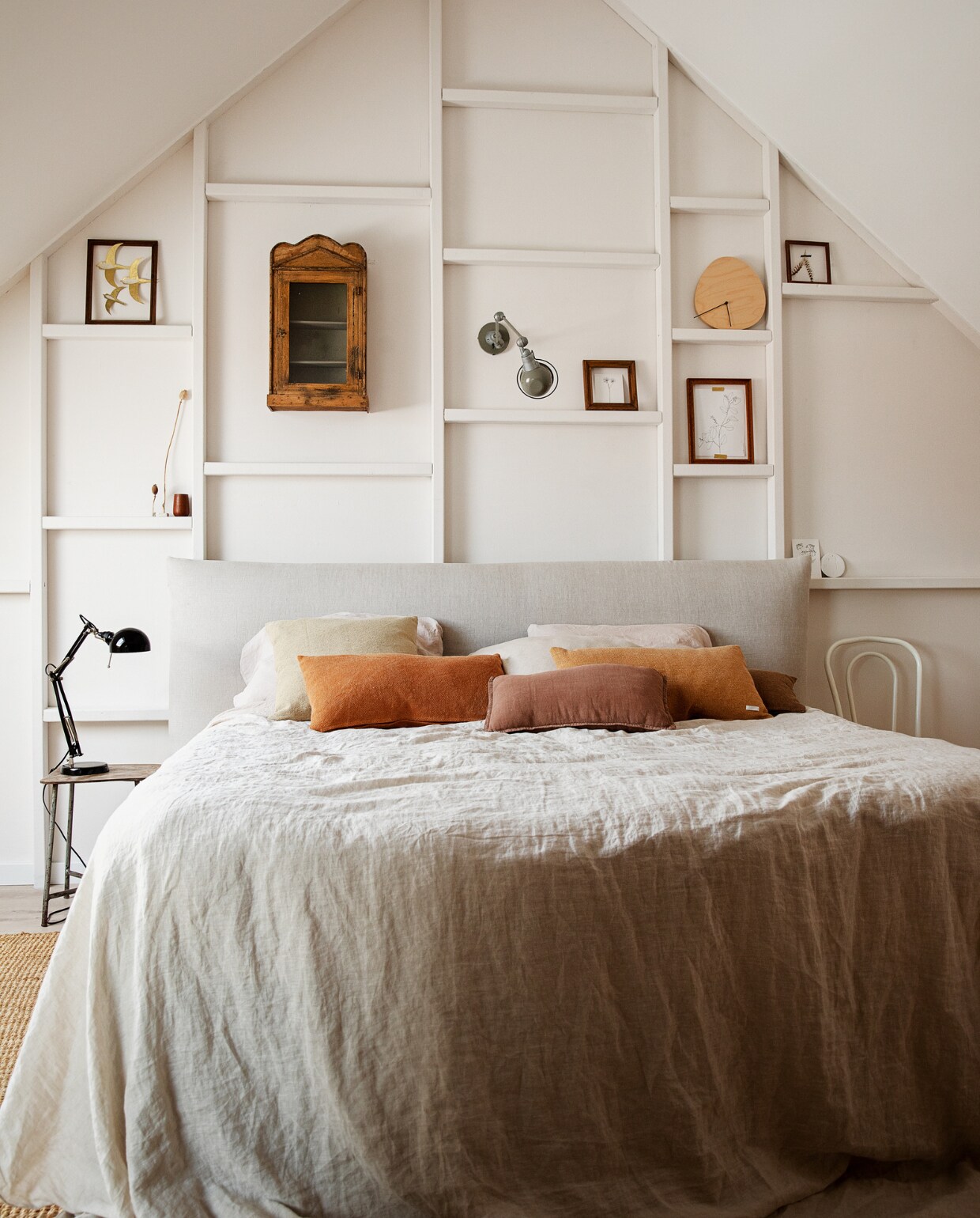 Hangkastje via @flowerchild.arnhem, klok Ikea, wandlamp House Doctor, kussens Bij Emma Thuis, bedlinnen Zara Home, lijsten, krukje en stoel kringloopwinkel, bureaulamp Ikea, gouden vogels Powders &amp; Hazel, print Maartje van den Noort, vakken op de muur zelfgemaakt, overig via familie en kringloopwinkels. vtwonen 09-2022 | fotografie Dana van leeuwen | styling Ilona Jongepier