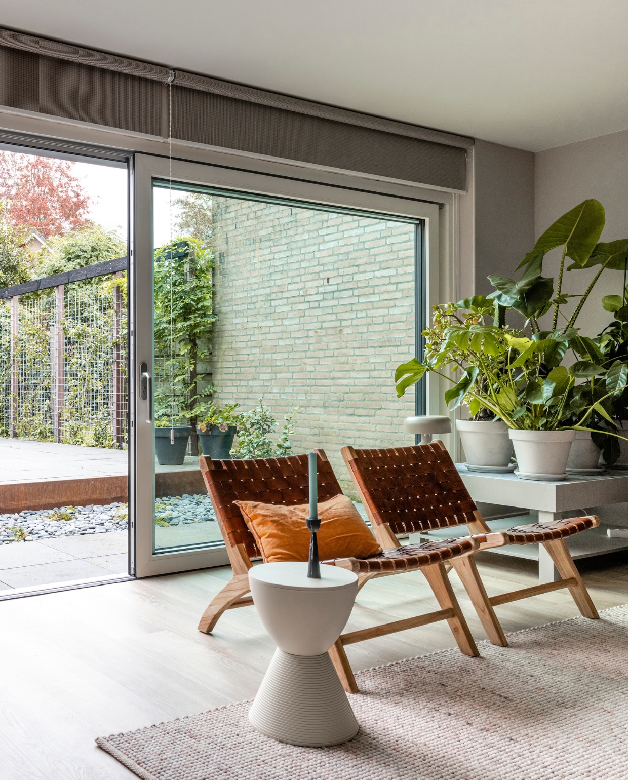 Flexa Creations muurverf op de muren, plantentafel en plantenpotten Urban Taupe (flexa.nl). Plantentafel op maat gemaakt, prijs op aanvraag (remmers-design.nl). Tegels op plantentafel vtwonen tegels by Douglas &amp; Jones Composite Muretto Black Antracite, 30x30 cm, prijs op aanvraag (douglasjones.nl). Elektrische rolgordijnen, prijs op aanvraag, pvc-vloer in lichte houtlook, prijs op aanvraag (woninginrichting-aanhuis.nl). Tweedelige schuifpui, binnen wit Ral 9010 en buiten zwart Ral 9005, in de schuifpui Triple isolatieglas, sterk isolerende Energie Kozijn Hefschuifpui, alles prijs op aanvraag (selectwindows.nl). Vloerkleed € 2119,-, fauteuils, per stuk € 749,- (eijerkamp.nl). Vloerlamp € 309,-, tafellamp € 119,- (itsaboutromi.nl). Terrazzo bijzettafel € 339,- (zuiver.com). Schapenvacht € 84,95 (woool.nl). Kussen van HKliving € 44,99 (vtwonen.nl). Overig privébezit. vtwonen Weer verliefd op je huis seizoen 17, aflevering 9 | fotografie Sonja Velda | styling Fietje Bruijn