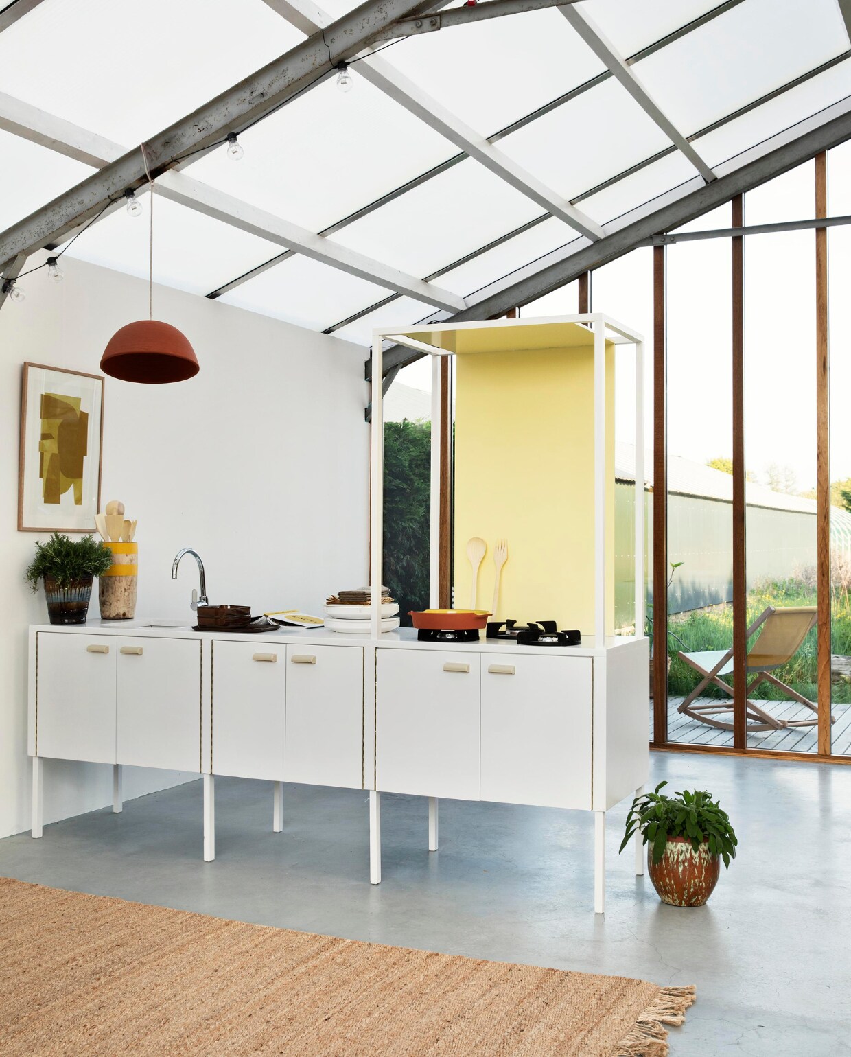 Keuken in een kas ombouw, Overig onbekend vtwonen 07-2020 | fotografie Fiona Ruhe | styling Marianne Luning