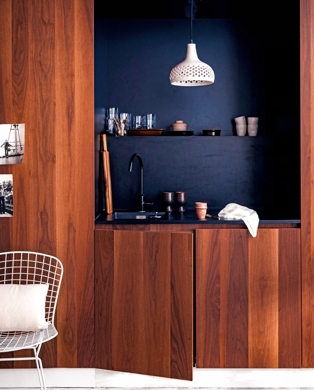 Houten keuken met wasbik in nis vtwonen 07-2022 | fotografie Ernie Enkelaar | styling Marlies Does