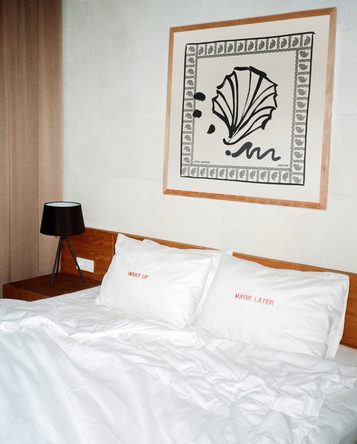 Bed, Schelp print, Zwarte lamp op nachtkastje vtwonen 07-2020 | fotografie Fiona Ruhe | styling Marianne Luning