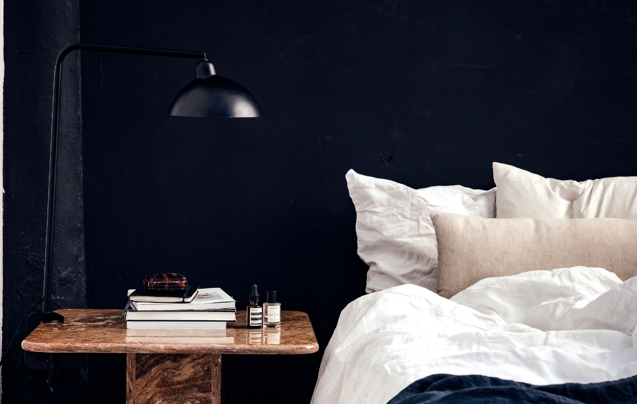 Slaapkamer met marmeren nachtkastje, Overig onbekend vtwonen 07-2022 | fotografie Ernie Enkelaar | styling Marlies Does