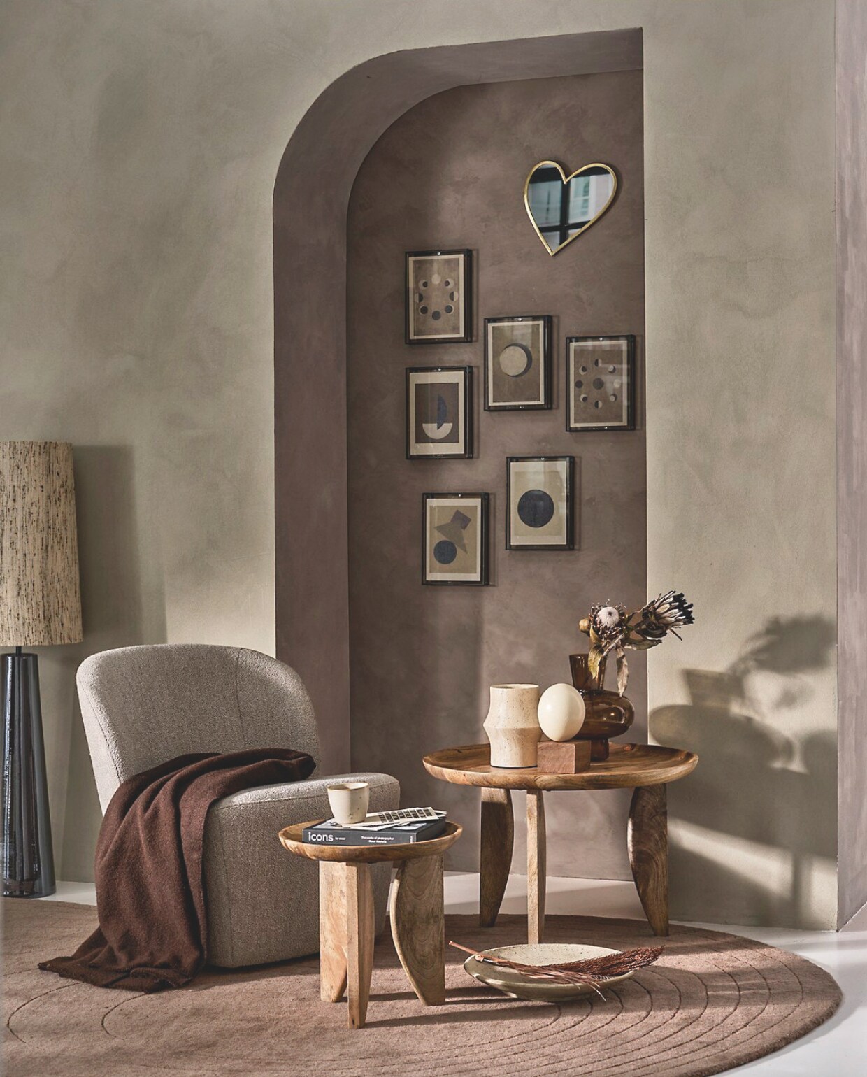 Fauteuil Lofty in bouclé naturel, 68x72x75 cm (bxdxh) € 299,-. Mangohouten bijzettafels High Heels (•10) in naturel, 40x40 cm en 70x47 cm (Øxh), set van 2 € 249,-. Fotolijst in zwart (*9), metaal en glas, 20x3,5x28 cm (bxdxh) € 24,95. Metalen spiegel in hartvorm (*10), 27x30 cm (bxh) € 29,95. Glazen vaas, 23x27 cm (Øxh) € 44,95.M.m.v. thefarm-shop.nl (verf Misty Mineral), vtwonen.nl/shop (plaid van Hay, lamp HKliving ), mooisa.com (vaas), bol.com (ei), layeredinterior.com (vloerkleed Residue). Overig privébezit. vtwonen 10-2024 | styling Cleo Scheulderman | fotografie Jeroen van der Spek