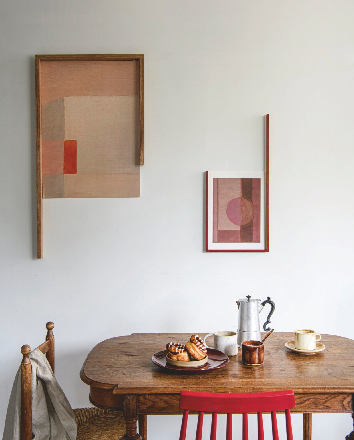 Poster Chalk &amp; Tangerine, 50x70 cm € 89,95, poster Marrakesh, 30x40 cm € 59,95 (tinystories.nl). Bruine keramieken mok € 22,-, handgedraaide mok van klei met groot oor € 45,-, koffie percolator Lady Anne € 69,- (bymolle.com). Poseleinen bord Hasami € 22,- (thefinestore.com). Rood bord La Mère van Serax € 18,99, kop-en-schotel in Rustic Cream van HKliving € 27,98 (vtwonen.nl/shop). Vintage spijlenstoel (marktplaats.nl), geschilderd in Theatre Red, per liter € 71,- (littlegreene.nl). Overig privébezit. vtwonen DIY special 9 2024 | styling Myla Griese | fotografie Louis Lemaire