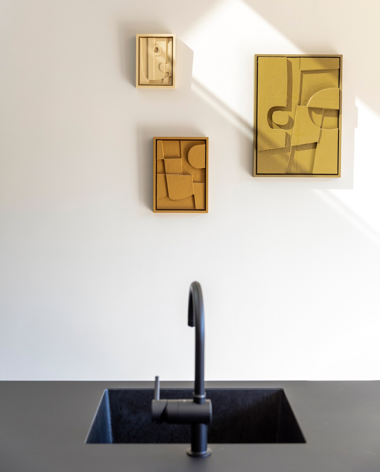 Keuken met Fenix keukenblad en spoelbak Huysinc. kunstwerken 3D Shapes van Edith Beurskens, muurverf Mushroom van Lab Paint, vtwonen 09-2023 |styling Ilona Jongepier | fotografie Dana van Leeuwen