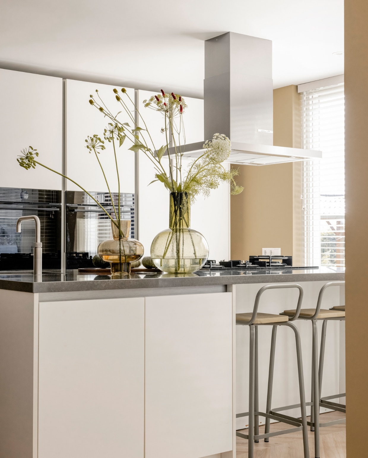 Keuken met zwart blad, Weer verliefd op je huis S19A1 vtwonen seizoen 19, aflvering 1 | styling Marianne Luning | fotograaf Sonja Velda
