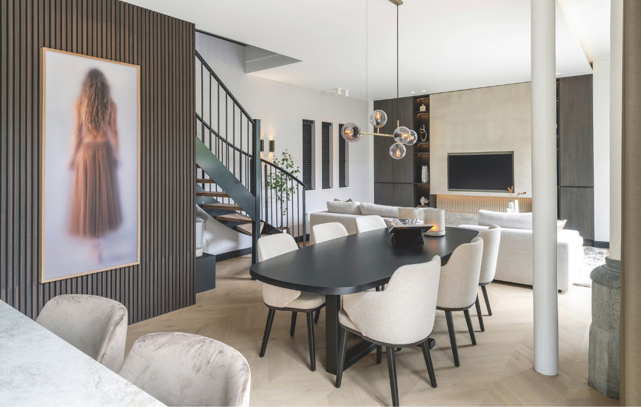 Eettafel en stoelen geleverd door De Toren Interieurs, de lamp VD licht, PVC vloer van Belakos stijlvol wonen 10-2024 | fotografie Denise Zwijnen