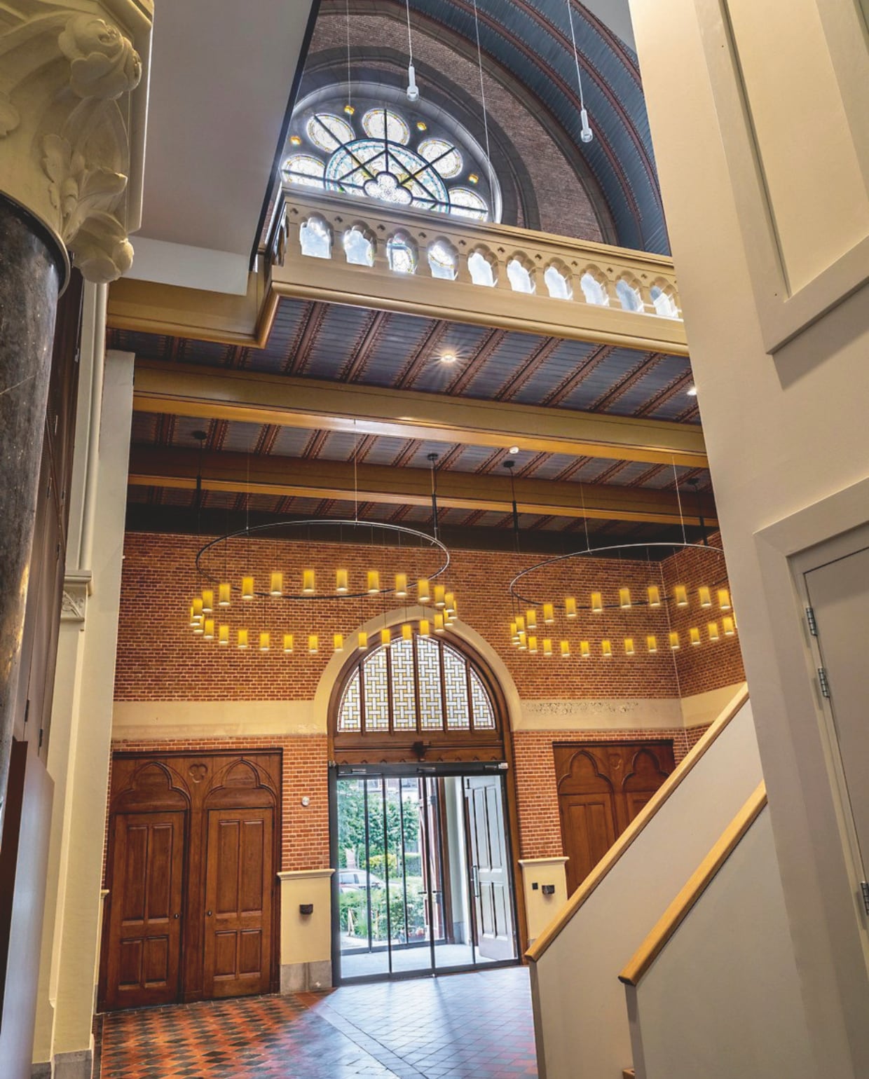 De kerk waarin het appartement zich bevindt, gebouwd rond 1900 stijlvol wonen 10-2024 | fotografie Denise Zwijnen