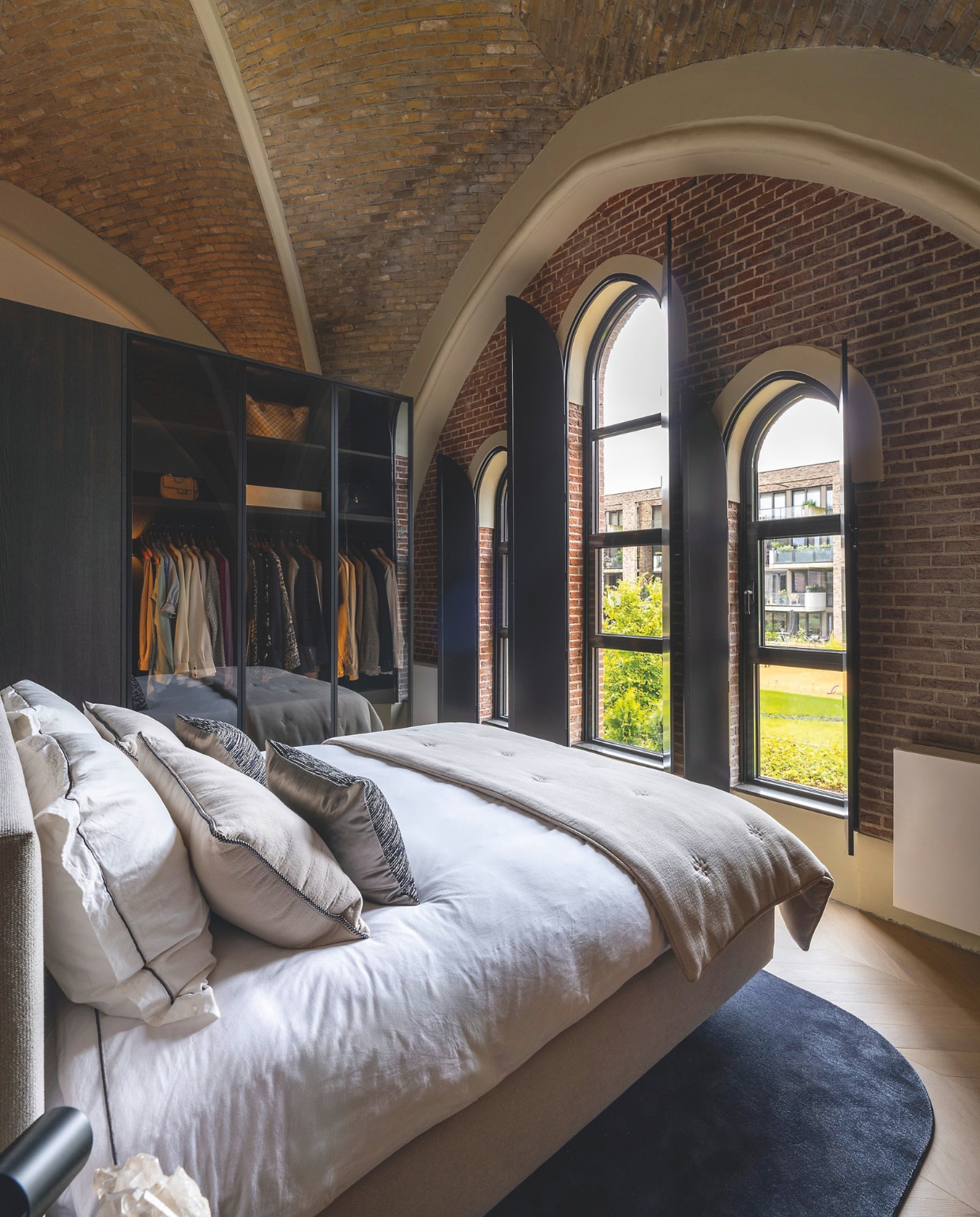 Karpet en kussens van De Toren Interieurs stijlvol wonen 10-2024 | fotografie Denise Zwijnen