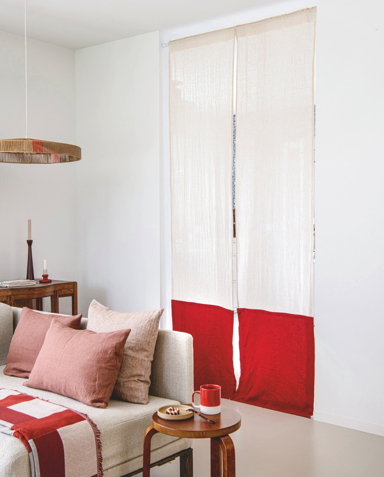 Modulebank Cosy, hoes Ascot beige, poten geolied eiken, prijs op aanvraag (bolia.com). Rood-geruite plaid, 130x170 cm € 44,99 (hm.com). Linnen kussenhoes Hazel € 45,-, linnen kussenhoezen Terra € 39,- en € 45,- (bymolle.com). Hanglamp Pendant Rope van HKliving, papiertouw € 259,- (vtwonen.nl/shop). Walnoothouten kruk Artek 60 € 319,-, porseleinen bord Hasami € 22,- (thefinestore.com). Acrylglas lepel € 7,- (zaanschfaamwebshop.nl). Rode keramieken beker Cyl € 6,05, lage keramieken kandelaar Cer Pillar € 7,90, houten kandelaar 25 cm (h) € 8,20 (mykinta.com). Overig privébezit. vtwonen special DIY 09-2024 | styling Myla Griese | fotografie Louis Lemaire