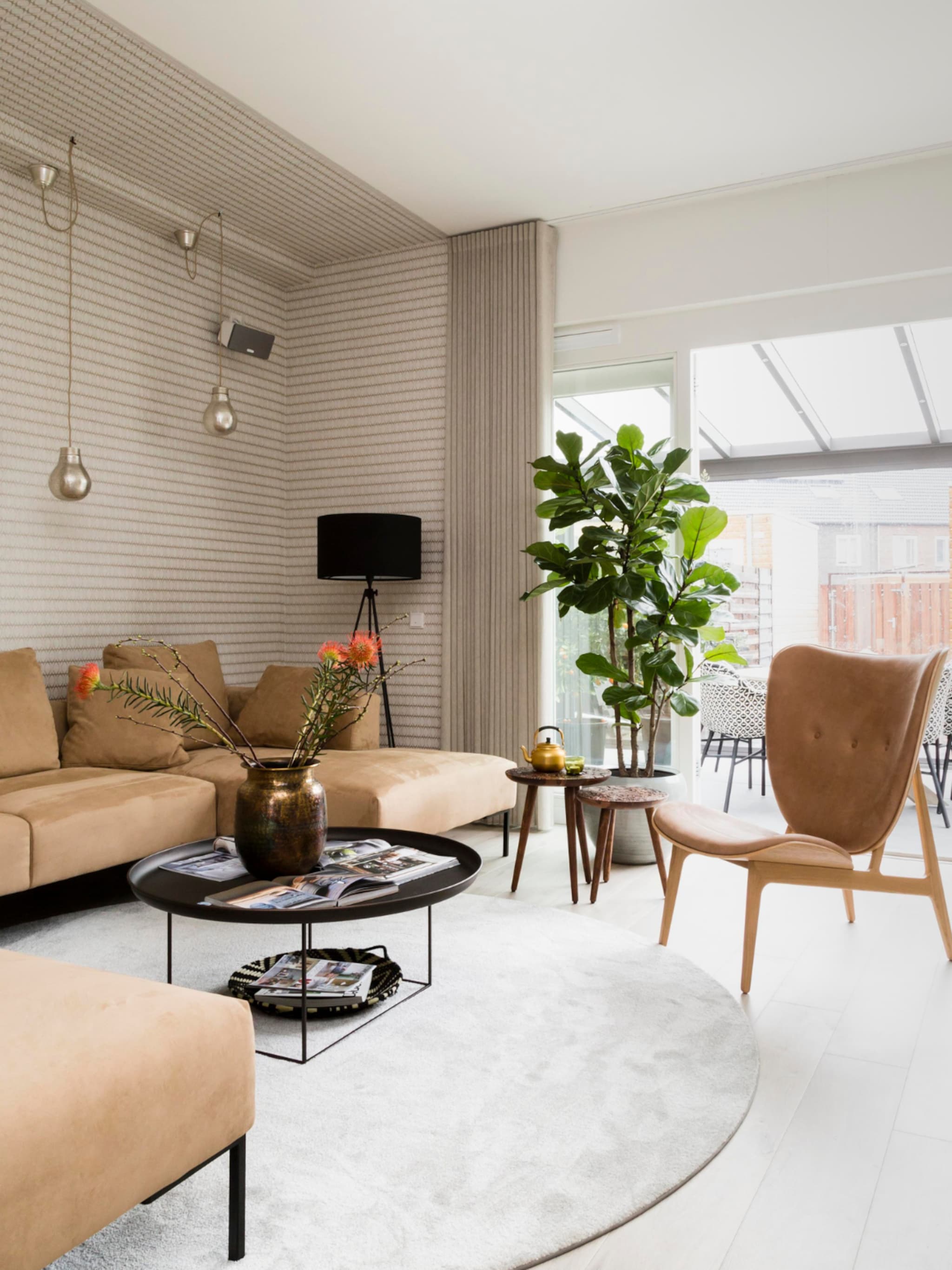 geniet langer van een suede bank