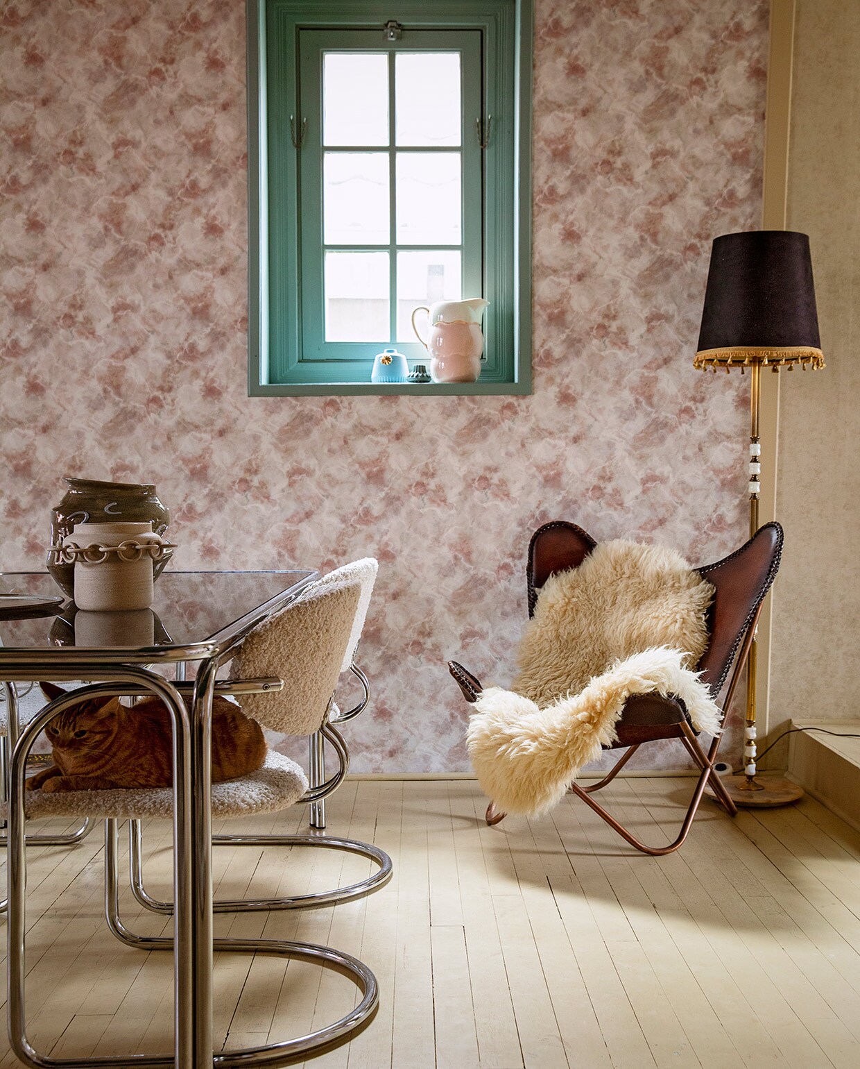 Behang Quartz van 1838 Wallcoverings. Verfkleur kozijn Aloë Vera en vloer Bisquit van Painting The Past. Vintage eetkamertafel en stoelen Living Once, zelf gestoffeerd. Potten Lydia Elisabeth Pottery. Keramiek op vensterbank Lenneke Wispelwey en Sil’s Home. Vlinderstoel Westwing. Schapenvacht herkomst onbekend. Vloerlamp zelfgemaakt van tweedehands voet en gecustomized kap. vtwonen 06-2021 | styling Ilona Jongepier | fotografie Dana van Leeuwen