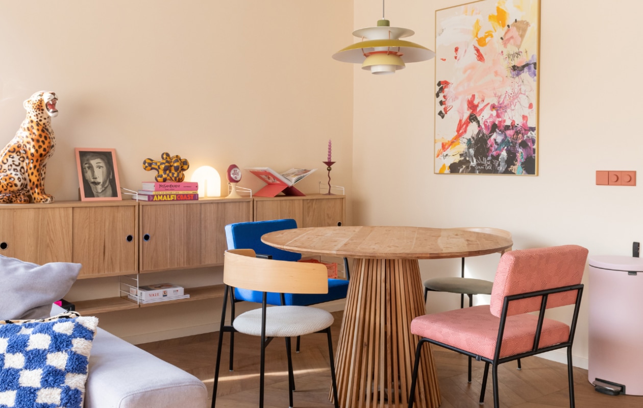 Muurverf Red Terra van Flexa Pure. Eettafel Kave Home, stoelen Fést. Hanglamp Louis Poulsen, schilderij Walter van Oel, lichtschakelaars Yung, prullenbak Brabantia. Buffetkast String Furniture, panter online gevonden, portret in roze lijst Marjanne Beeuwkes, geblokte sculptuur Kunstuitleen Utrecht, lamp Ferm Living, klok Catawiki, boekenstandaard Animeaux, kandelaar Enter My Attic. Overig onbekend. vtwonen special binnenkijken 12-2023 | fotografie Caroline martinot