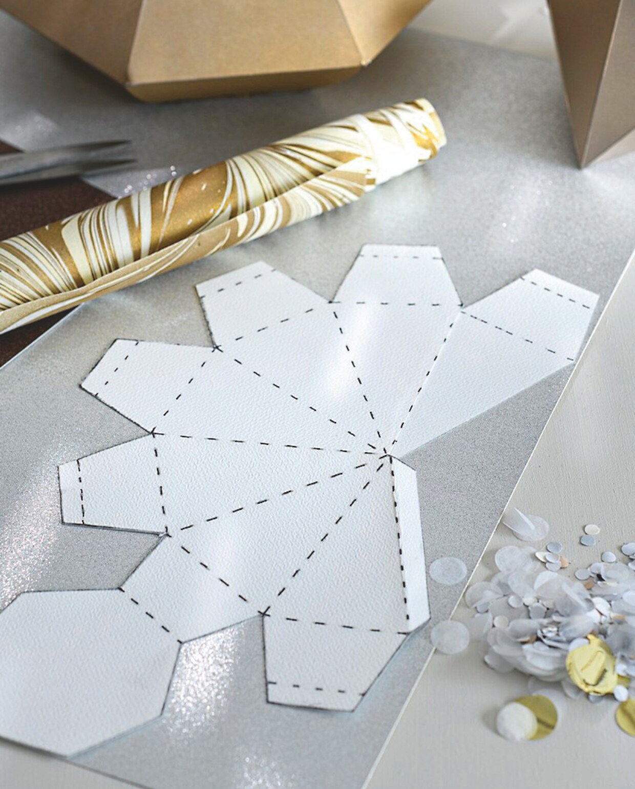 vtwonen printable (go.vtwonen.nl/diamant), Rol gemarmerd papier € 3,50 (zaanschfaamwebshop.nl). Confetti in  Kraft, Wit en Goud € 4,95 vtwonen 10-2024 | styling Myla Griese | fotografie Louis Lemaire