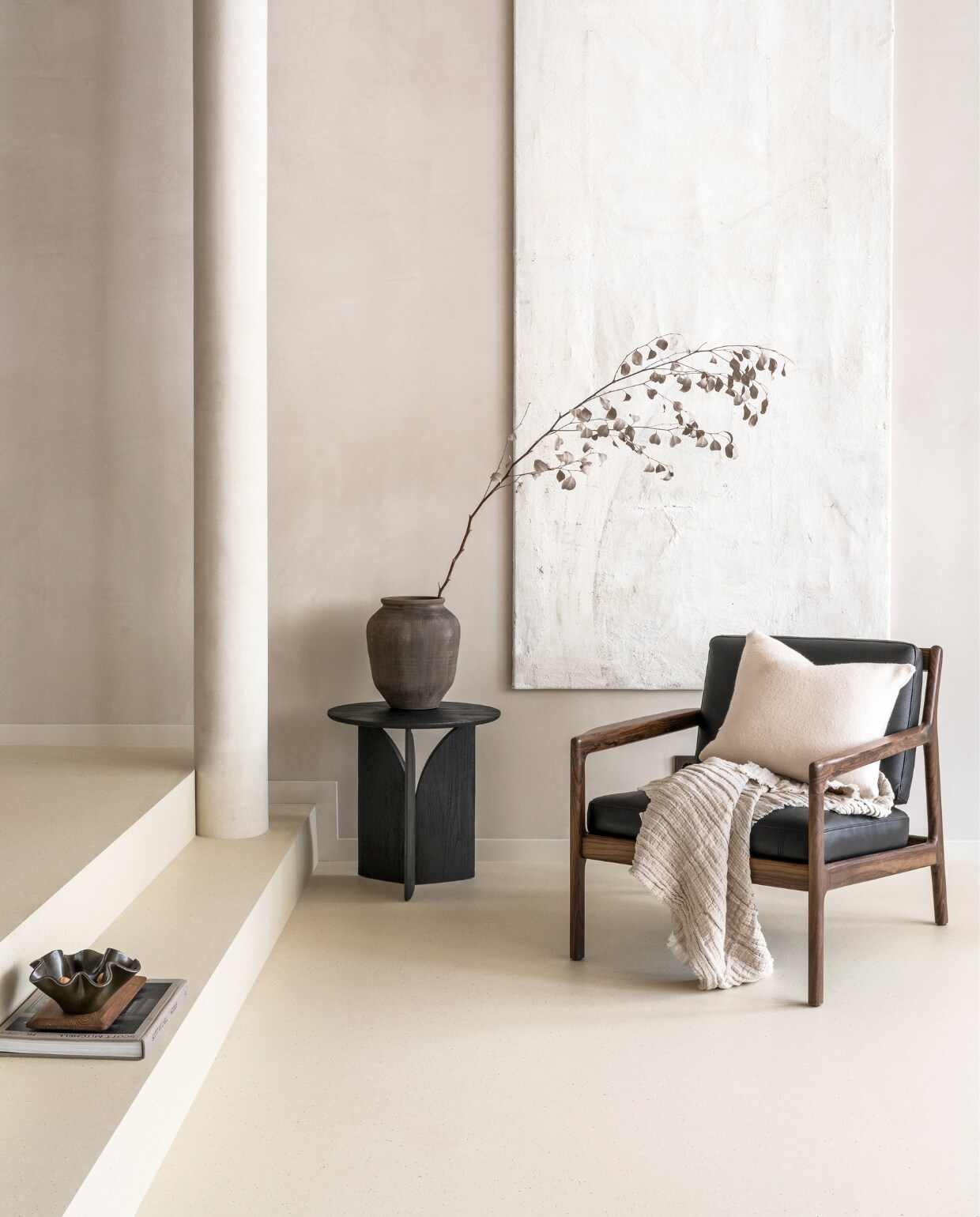 M.m.v. ethnicraft.com (fauteuil Jack, bijzettafel Geometric), zarahome.com (langwerpig kussen), hm.com (plaid, waterglas), bymolle.com (dekbedovertrek). Overig privébezit. vtwonen 10-2023 | productie tanja saarberg | styling sanne ketelaar | fotografie stan koolen"