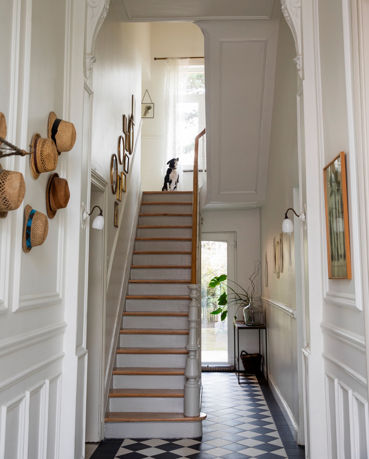 Verf muur Ral 9010, vloertegels hal Villeroy & Boch. wandlamp ’t Glashuys, Overig onbekend. vtwonen 10-2023 | styling Ilona Jongepier | fotografie Dana van Leeuwen