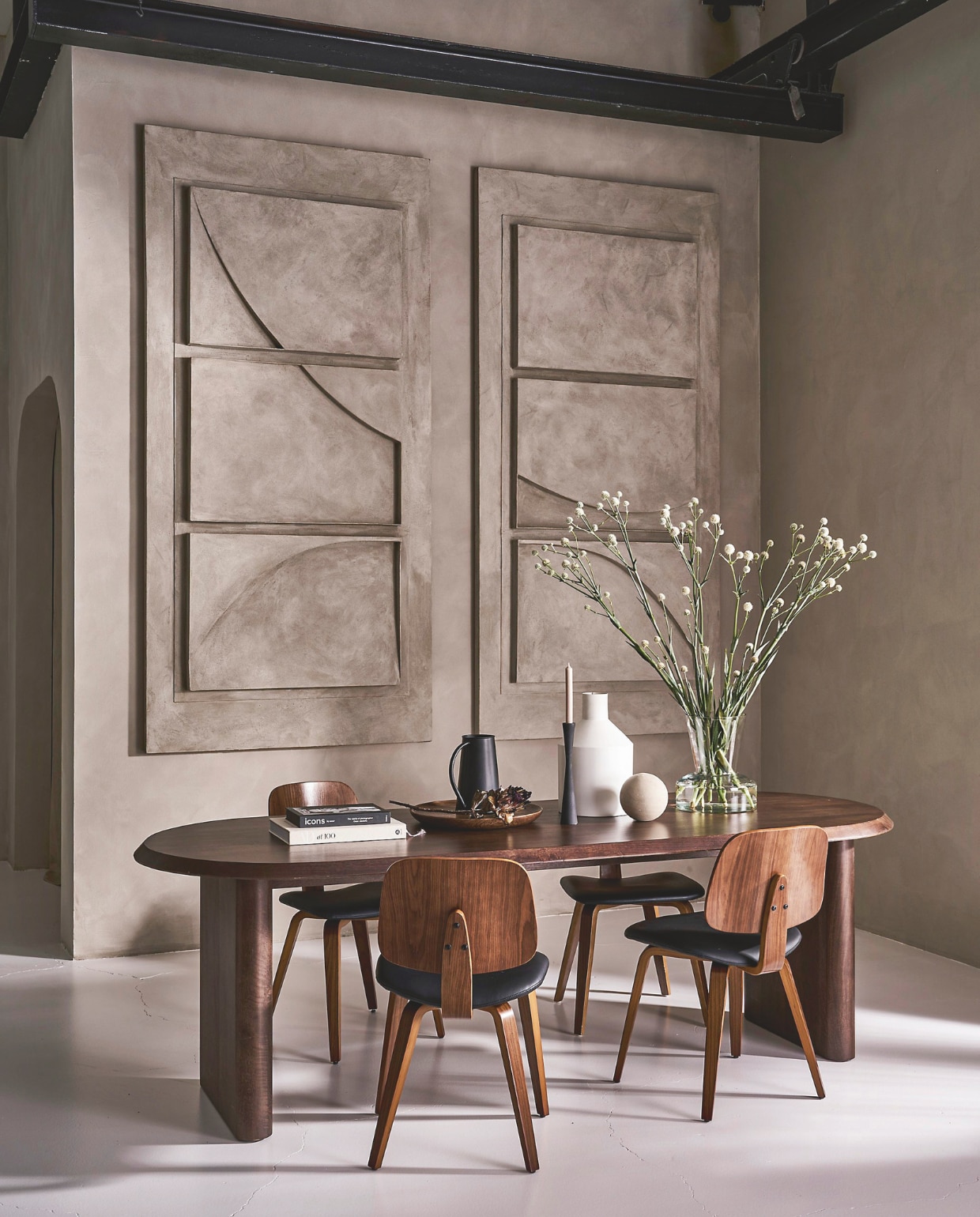 Mangohouten eettafel Ellips in walnoot, vanaf 180x90x75 cm (lxbxh) € 1299,-.Eetkamerstoel Classic in bruin en zwart, kunstleer en walnoothout, 50x48x81 cm (bxdxh) € 149,-. Metalen kan met handvat 10/15x23 cm (Øxh) € 24,95. Mangohouten bord, vanaf 20,5 cm (Ø) € 16,95. Metalen kandelaar in matzwart, 30 cm (h) € 29,95. Metalen vaas, 24x38 cm (Øxh) € 59,95. Glazen vaas, 26x30 cm (Øxh) € 79,95.M.m.v. artinreturn.nl (schilderijen), thefarm-shop.nl (verf muur Shady Silt). Overig privébezit. vtwonen 10-2024 | styling Cleo Scheulderman | fotografie Jeroen van der Spek