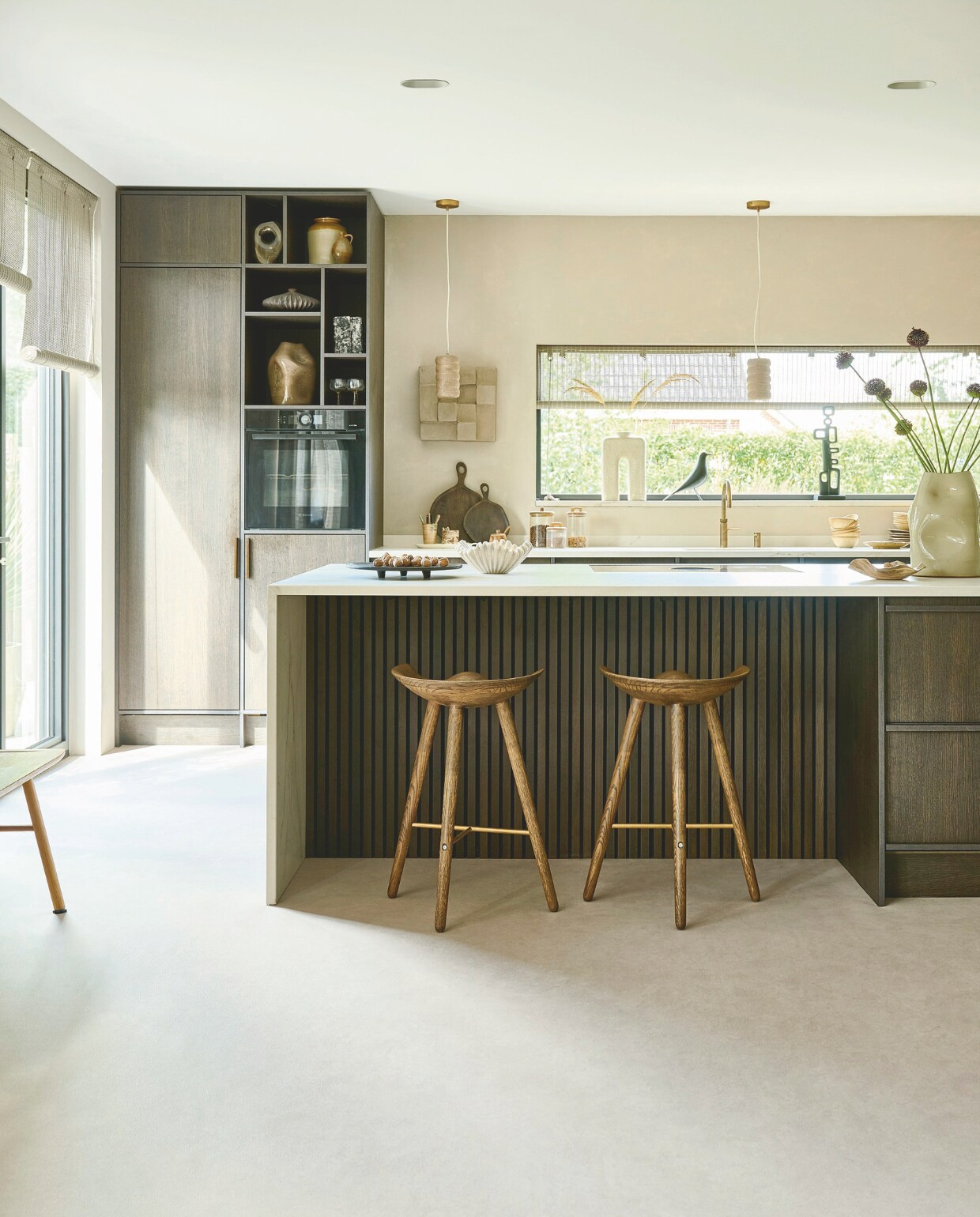 Novilon-vloer Sandstone Cotton (2110), per m² € 36,75 (exclusief installatie). M.m.v. designtales.nl (barkrukken ML42 van Audo Copenhagen). Overig privébezit. vtwonen 10-2024 | styling Kim van Rossenberg | fotografie Sjoerd Eickmans