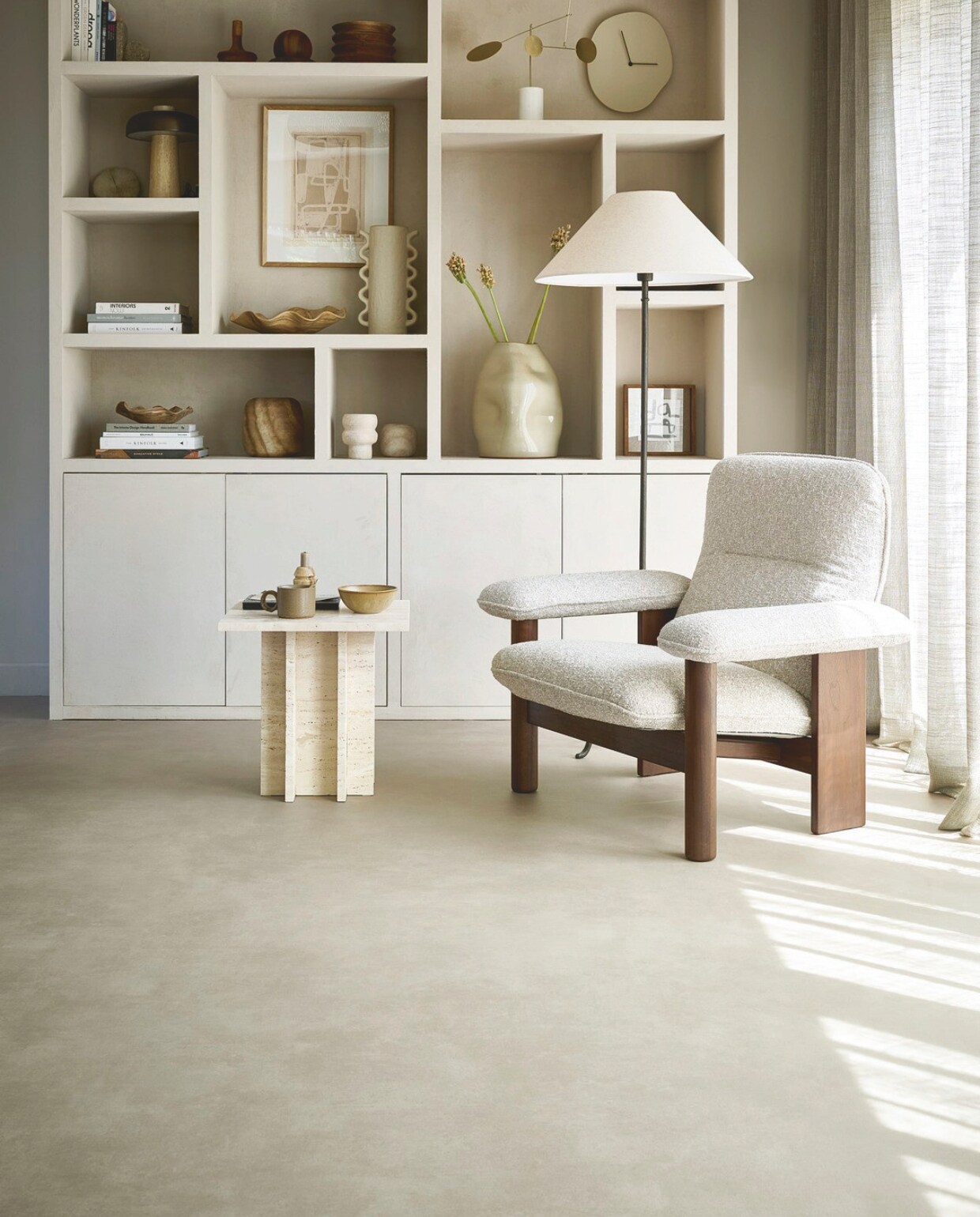 Novilon-vloer Pumice Grey (2117), per m² € 36,75 (exclusief installatie). M.m.v. designtales.nl (fauteuil Brasilia van Audo Copenhagen), vtwonen.nl/shop (bijzettafel Edge van Normann Copenhagen), zarahome.com (vloerlamp). Overig privébezit. vtwonen 10-2024 | styling Kim van Rossenberg | fotografie Sjoerd Eickmans