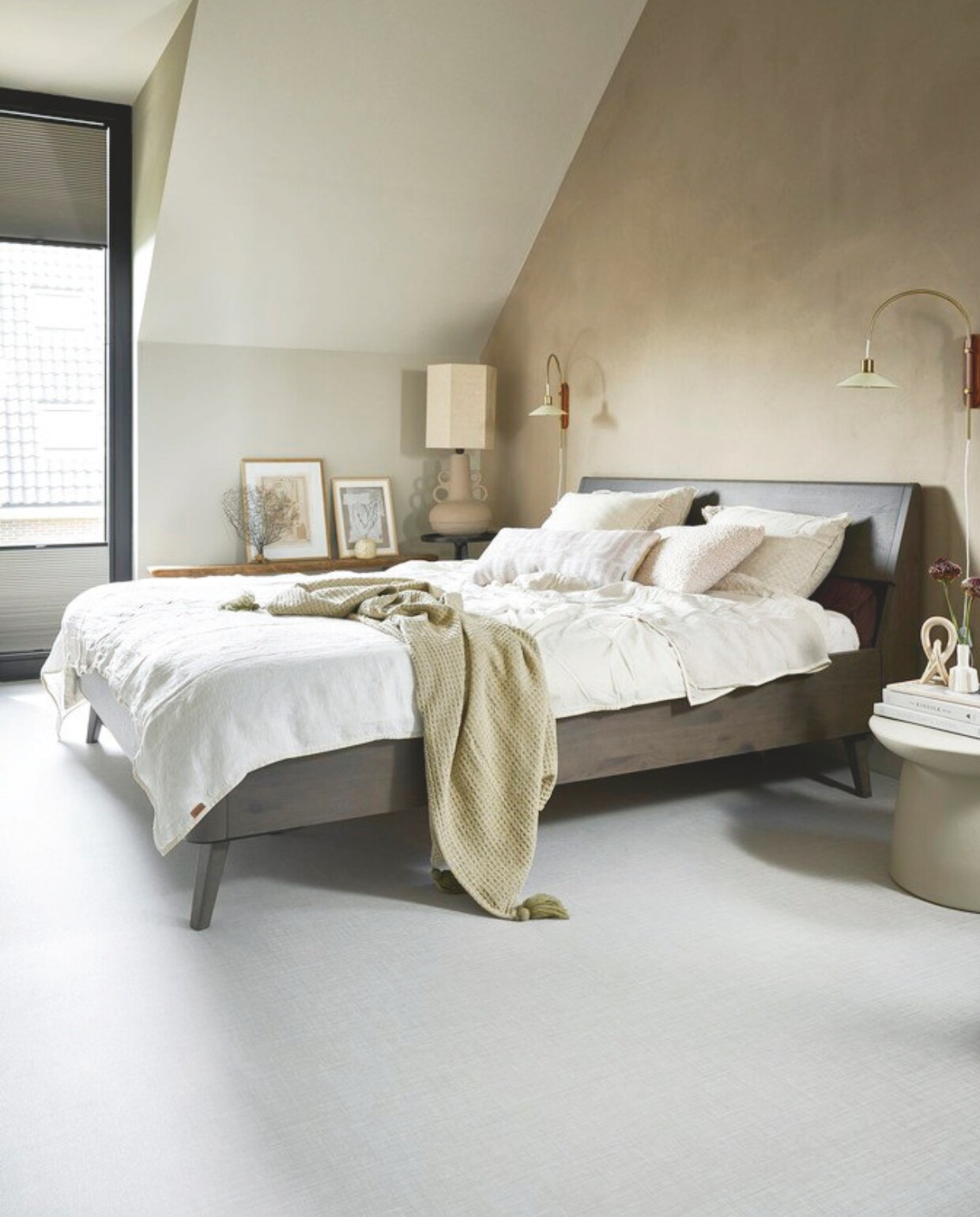 Novilon-vloer Linen Light Grey (2131), per m² € 36,75 (exclusief installatie). M.m.v. zarahome.com (linnen beddengoed), vtwonen.nl/shop (bijzettafel van HKliving). vtwonen 10-2024 | styling Kim van Rossenberg | fotografie Sjoerd Eickmans