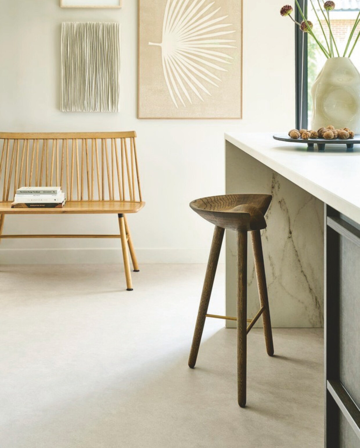 Novilon-vloer Sandstone Cotton (2110), per m² € 36,75 (exclusief installatie). M.m.v. designtales.nl (barkrukken ML42 van Audo Copenhagen). Overig privébezit. vtwonen 10-2024 | styling Kim van Rossenberg | fotografie Sjoerd Eickmans