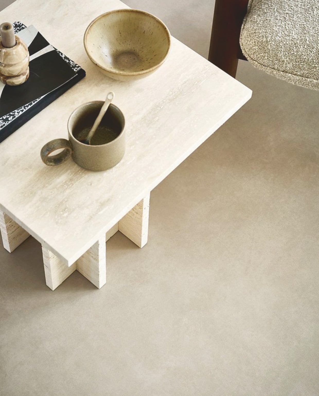 Novilon-vloer Pumice Grey (2117), per m² € 36,75 (exclusief installatie). M.m.v. designtales.nl (fauteuil Brasilia van Audo Copenhagen), vtwonen.nl/shop (salontafel Edge van Normann Copenhagen). vtwonen 10-2024 | styling Kim van Rossenberg | fotografie Sjoerd Eickmans