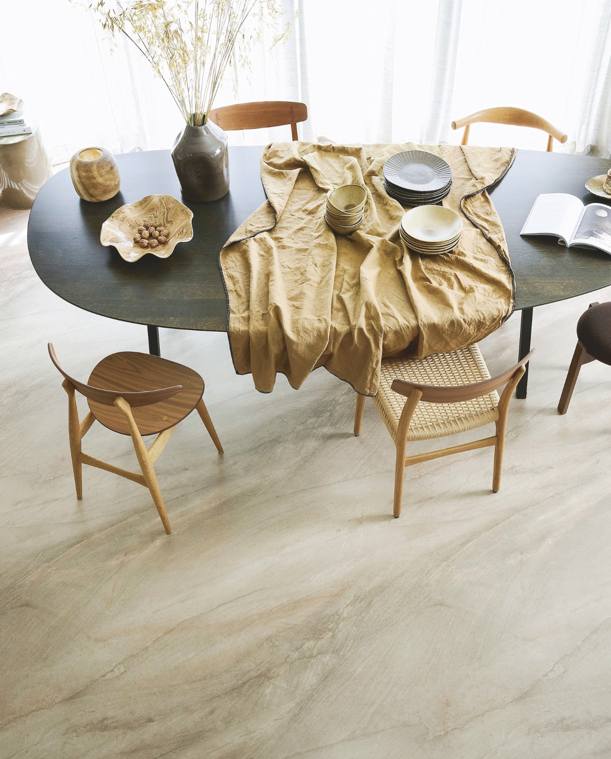 Novilon-vloer Marble Mirre (2103), per m² € 36,75 (exclusief installatie). M.m.v. hellochair.nl (stoel van Carl Hansen &amp; Søn), designtales.nl (kruk Pioneer van Fredericia). Overig privébezit. vtwonen 10-2024 | styling Kim van Rossenberg | fotografie Sjoerd Eickmans