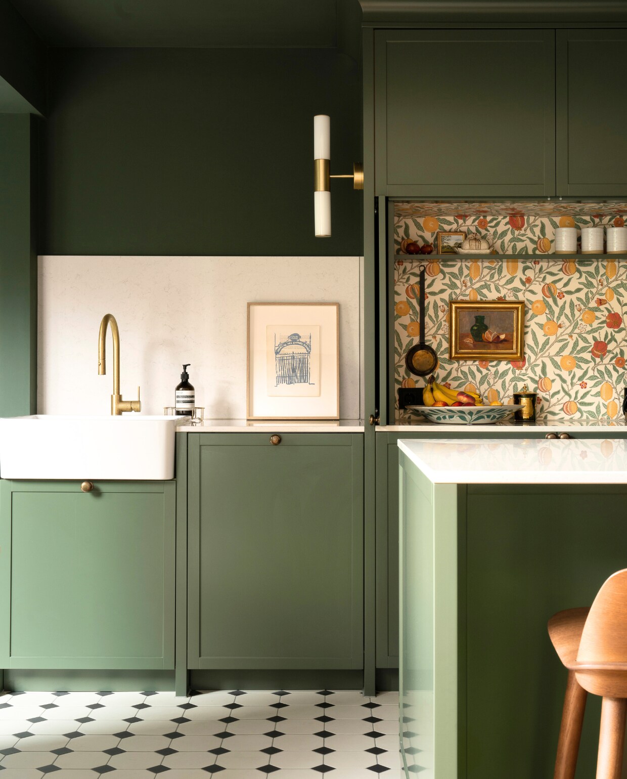 Een dun aanrecht op een groene keukenblok in de kleur Duck Green van Farrow &amp; Ball.  Vrolijke behang van William Morris (Morris &amp; Co).Architect: Sies Home Interior Design Uitvoering: Justustjebbo vtwonen verbouwen 4-2023 | fotografie Justus Felthuis
