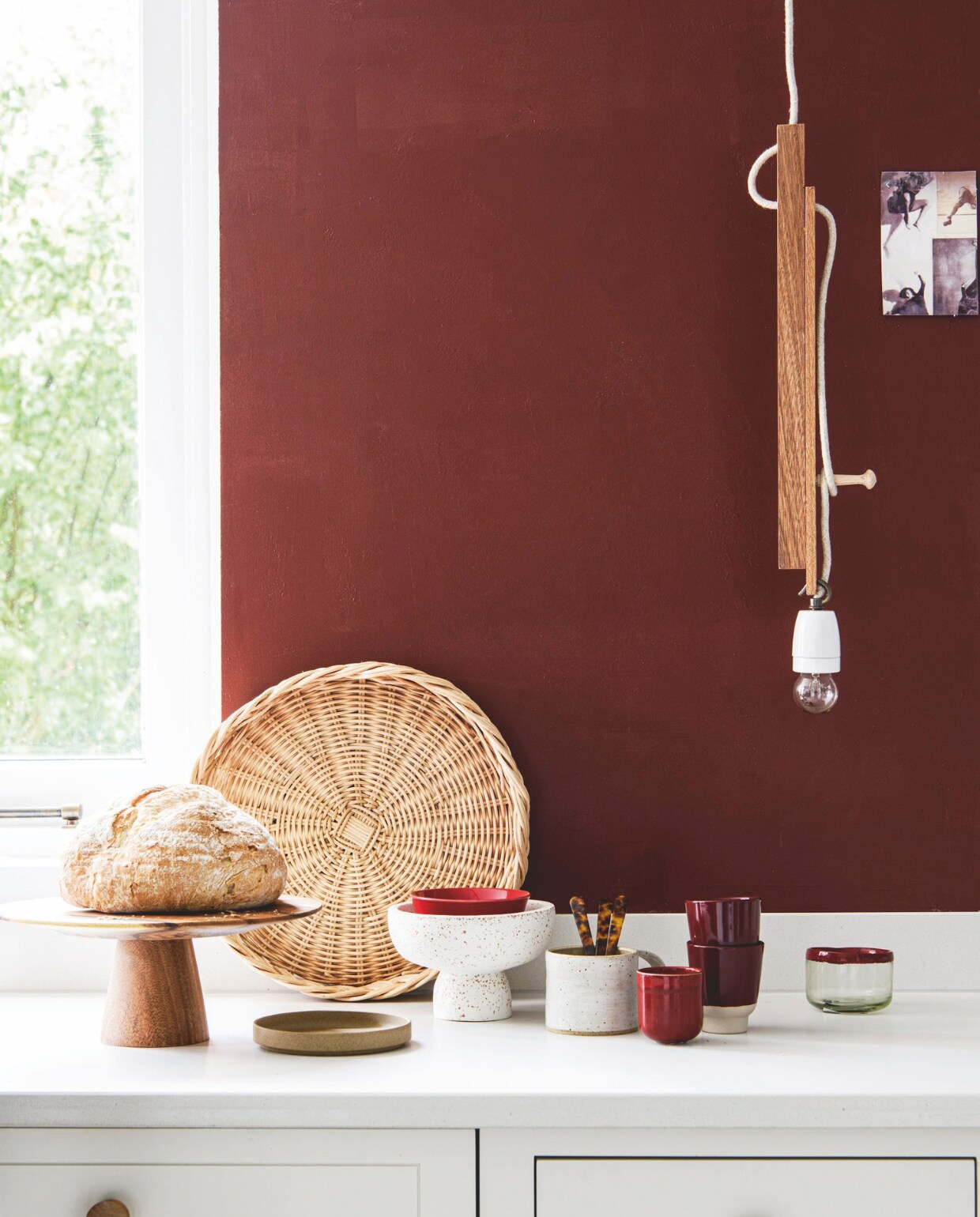 Muurverf Arras 316 Intelligent Eggshell, per liter € 71,- (littlegreene.nl). Fairtrade acaciahouten taartplateau, 30x12 cm (Øxh)€ 37,50, handgedraaide mok van klei met groot oor € 45,- (bymolle.com). Rieten mand Maru medium € 32,-, aardewerken bord Hasami € 22,- (thefinestore.com). Terrazzo schaal op voet € 28,95, rode gespikkelde mok Rutunda € 12,90 (mykinta.com). Rode keramieken beker € 4,99 (hm.com). Glazen kom met rode sierrand € 7,99, rode aardewerken kom € 5,99 (zarahome.com). Acrylglazen lepels, per stuk € 7,- (zaanschfaamwebshop.nl). vtwonen DIY special 9 | styling Myla Griese | fotografie Louis Lemaire