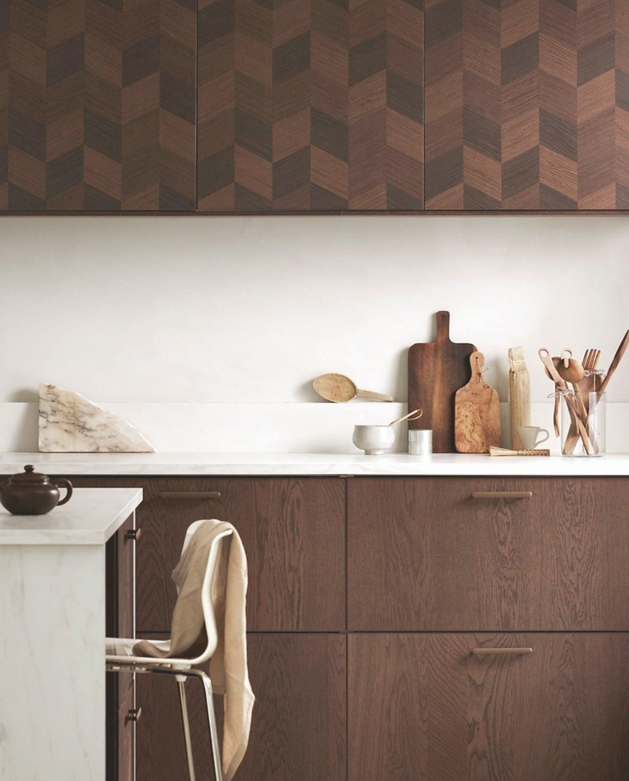 Keuken met Sinarp en Hasslarp fronten, in allerlei verschillende opstellingen mogelijk (ikea.nl).&gt; 1 Vloer- en wandafwerking Ukiyo in Rem, gegroefde structuren, bruine en grijze adering en gouden accenten, prijs op aanvraag (cosentino.com).2 Massiefhouten fronten voor deuren en lades, voor maatwerk of met Ikea Metod (houtmerk.nl). vtwonen 04-2024 | fotografie Sjoerd Eickmans | styling Kim van Rossenberg, Sanne Ketelaar