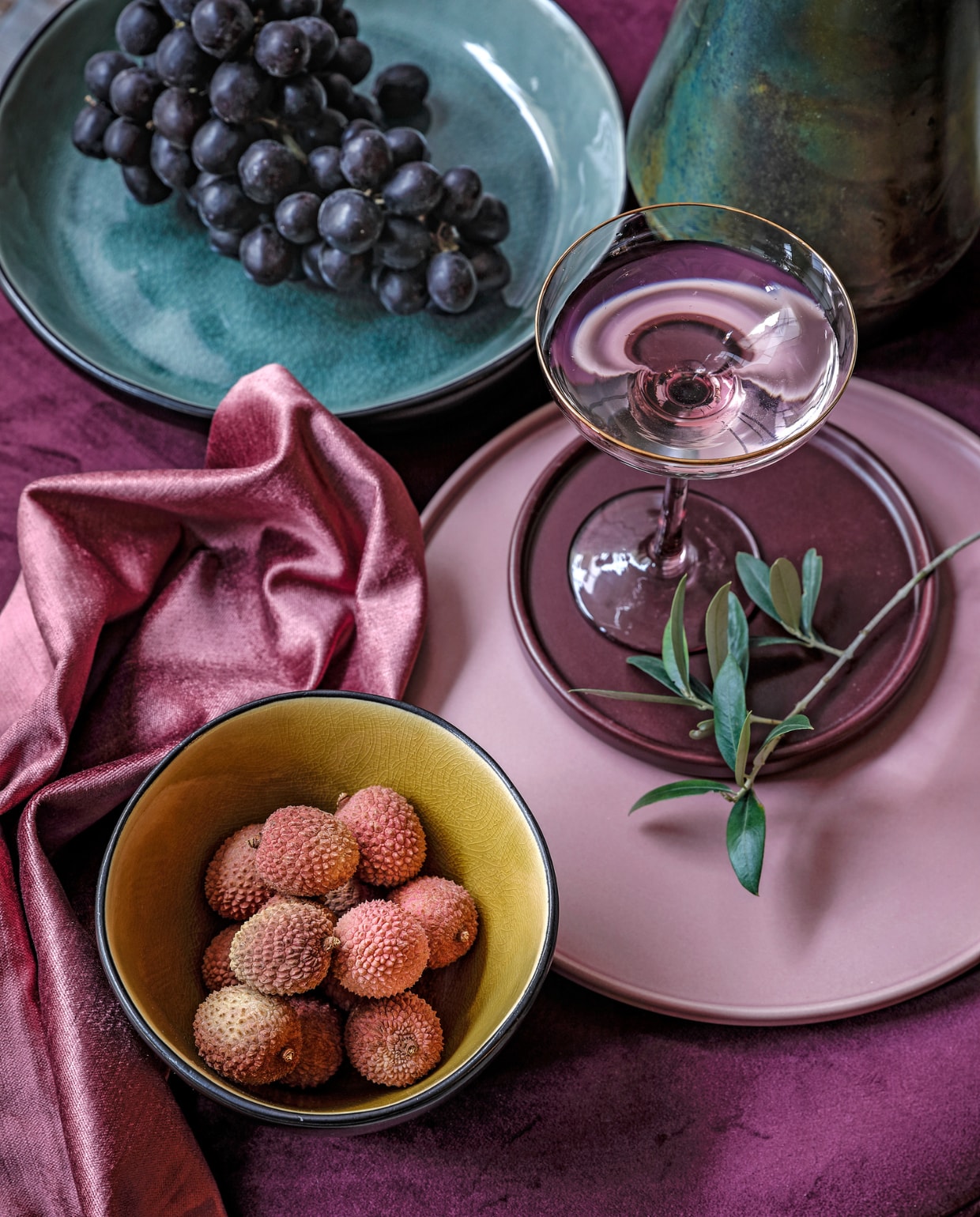 Pleat van Bloomingville € 155,- (vtwonen.nl). Donkerroze velours tafelloper € 14,99, oudroze bord € 9,99, aubergine kleurig bordje € 4,99, cocktailglas roze en goud € 7,99 (hm.com). Grijsgroen pastabord Crackle € 8,-, zwart-okergeel schaaltje Crackle € 4,- (kwantum.nl). vtwonen 02-2019 | styling Moniek Visser | fotografie Peggy Janssen