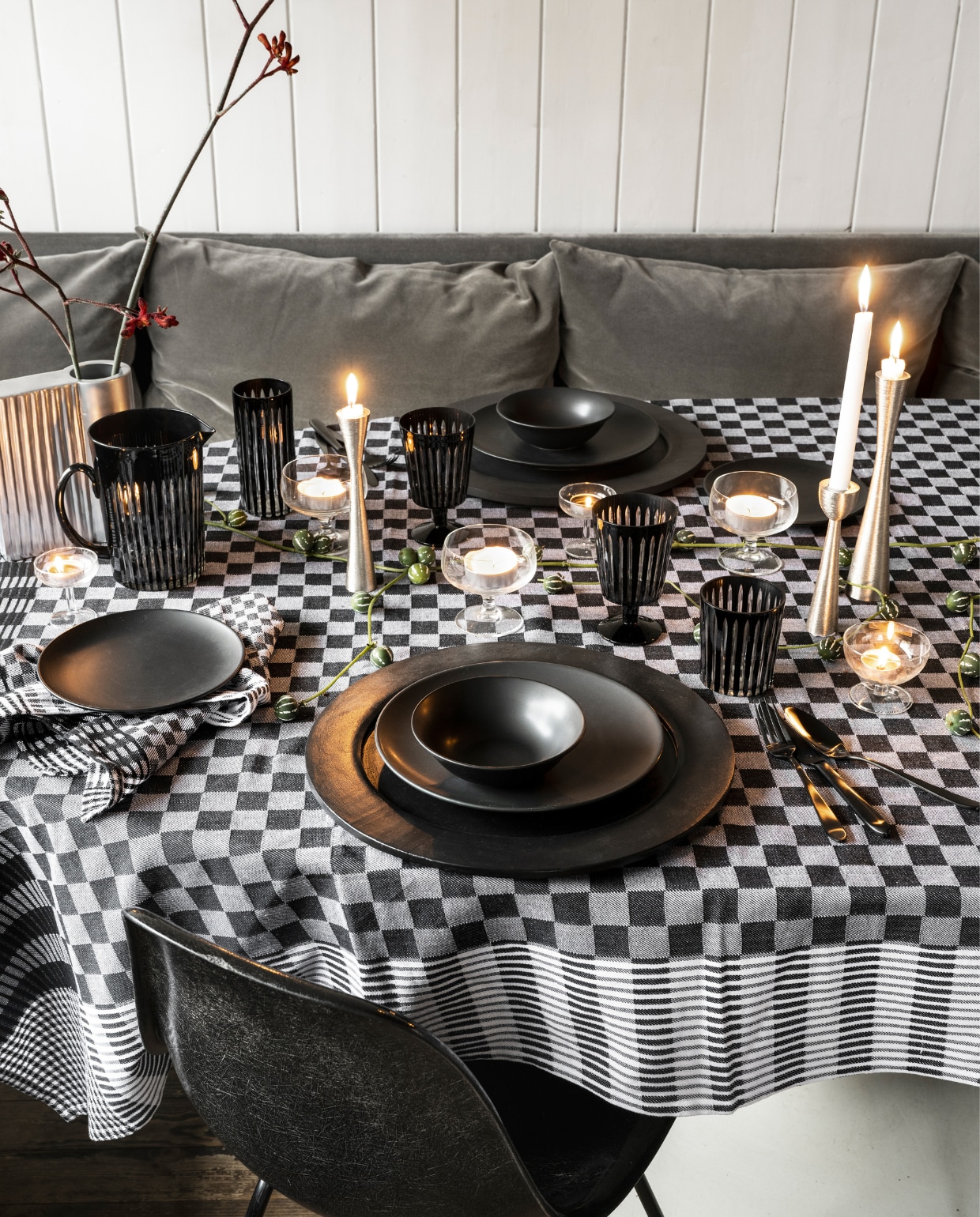Katoenen tafelkleed, 150x250 cm € 69,95, metalen vaas, 18x8x20 cm (bxdxh) € 34,95, glazen waterkan Relievo, 1,4 liter € 34,95, longdrinkglas Relievo, 500 ml € 19,95, waterglas Relievo, 350 ml € 14,95, wijnglas Relievo, 270 ml € 19,95, katoenen theedoek, 50x70 cm, € 9,95. Matzwart porseleinen servies, 36-delige set € 269,-, losse onderdelen vanaf € 5,50. Zwarte houten onderborden, 32 cm (Ø) € 34,95 of 40 cm (Ø) € 44,95, metalen kandelaars vanaf € 16,95, matzwart rvs bestek, 18-delige set € 89,-, metalen vaas, 18x8x20 cm (lxbxh) € 34,95. Overig privébezit. vtwonen 10-2023 | styling Tanja Saarberg | fotografie Stan Koolen
