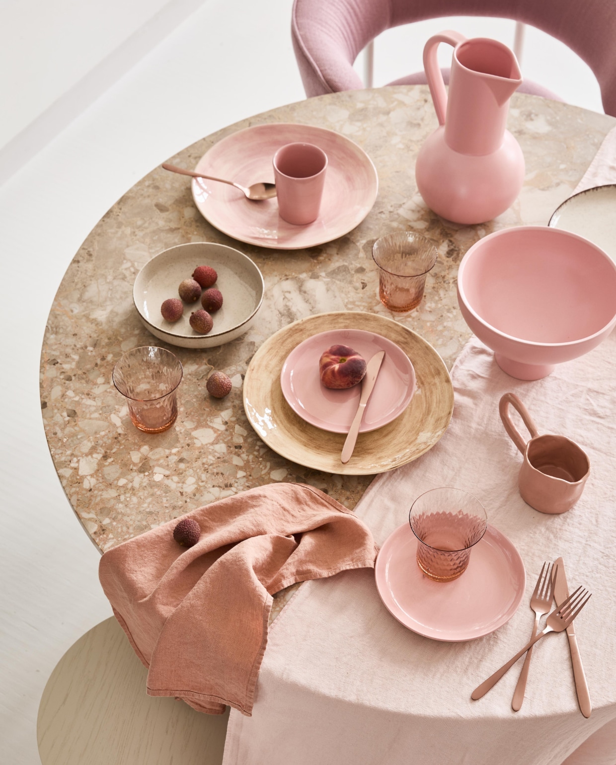 Roze pastel gedekte tafel, artikelen onbekend vtwonen 03-2023 | fotografie Cleo Scheulderman, Jeroen van der Spek | stylist Liza Wassenaar