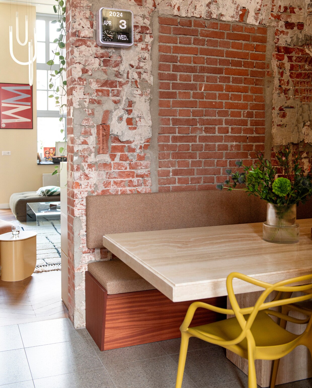 Vintage hanglamp via Catawiki, klok Karlsson, eetkamerstoel Masters chair Kartell, tafel via Marktplaats. vtwonen 10-2024 | styling jeske weel | fotografie caroline coehorst