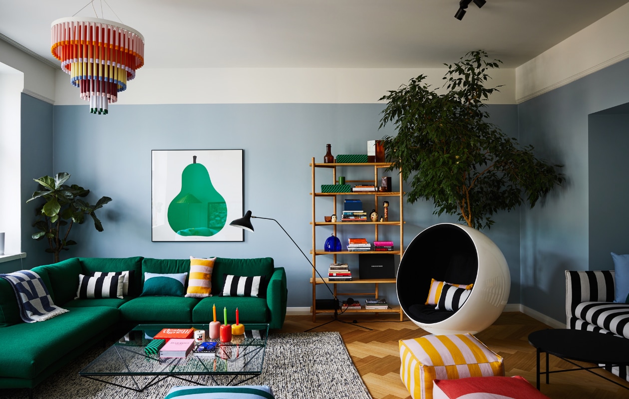 Bank Cosy Pocket, kroonluchter Cocktail en fauteuil Bobo Hakola. Houten kast, kussens en poefen Hakola x Vuokko. Vloerkleed Marble Brink &amp; Campman. Vintage koffietafel Alanda Paolo Piva voor B&amp;B Italia. Bolstoel Ball Chair Eero Aarnio. Vloerlamp Mantis DCW Éditions. Poster Due, la pera van Enzo Mari voor Danese Milano. vtwonen binnenkijken special 121-2022 | productie Living Inside | fotografie Krista Keltanen