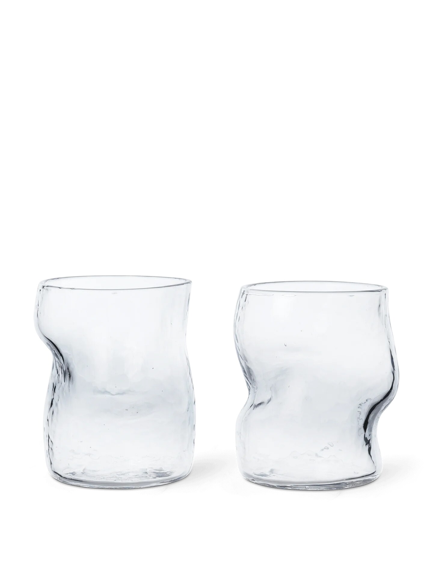 Dimple Glasses, set van 2, Ferm Living, Ø 8 x H 9,3 cm, inhoud 270 ml, € 39 vtwonen 12-204 | productie Liza Wassenaar | portret Nine IJff