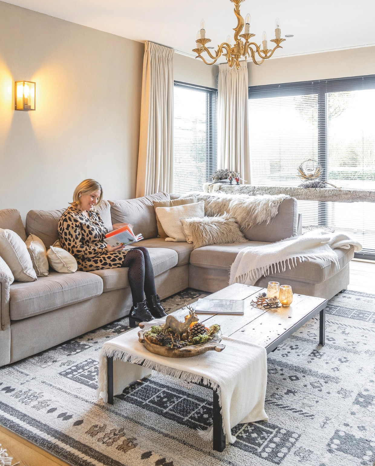De salontafel is gemaakt van oude treinbilzen en stalen pootstel van Atelier Tack.De zwart stalen accenten komen overal terug in het interieur.De muren zijn met kalkverf afgewerkt van het merk Pure &amp; Original. De zandtinten in de woonkamer zijn doorgetrokken in de inkom. vtwonen landelijk 09-2024 | Fotografie Jonah Samyn