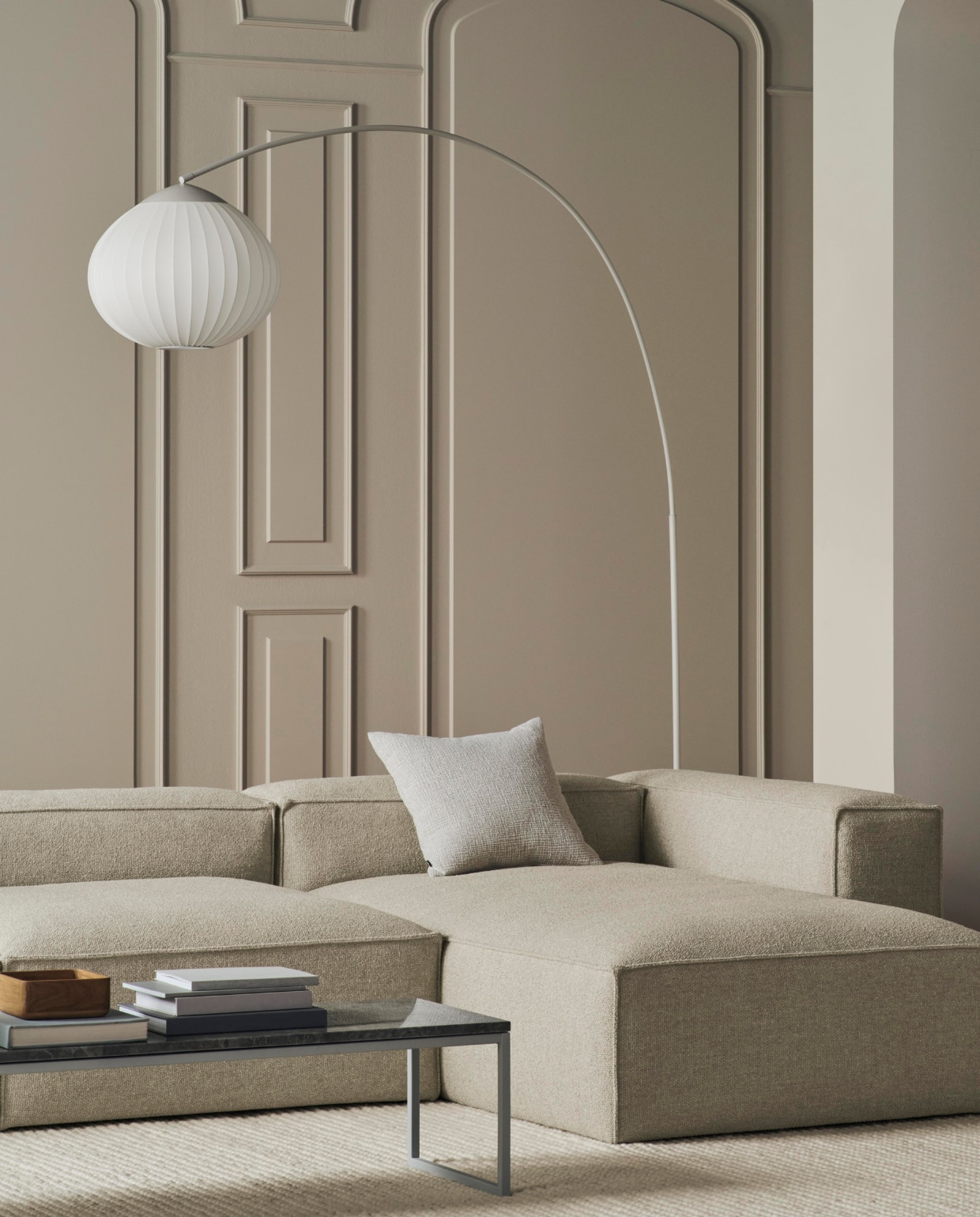 Cosima Sofa Bed met chaise longue - rechts (Monza, Sand), Como salontafel 160 x 44 cm, Acorn vloerlamp (taupe/beton) , Funo vloerkleed 300 x 400 cm (Creme), Classic kussen 50x50 (puur beige) (BOLIA) Bolia
