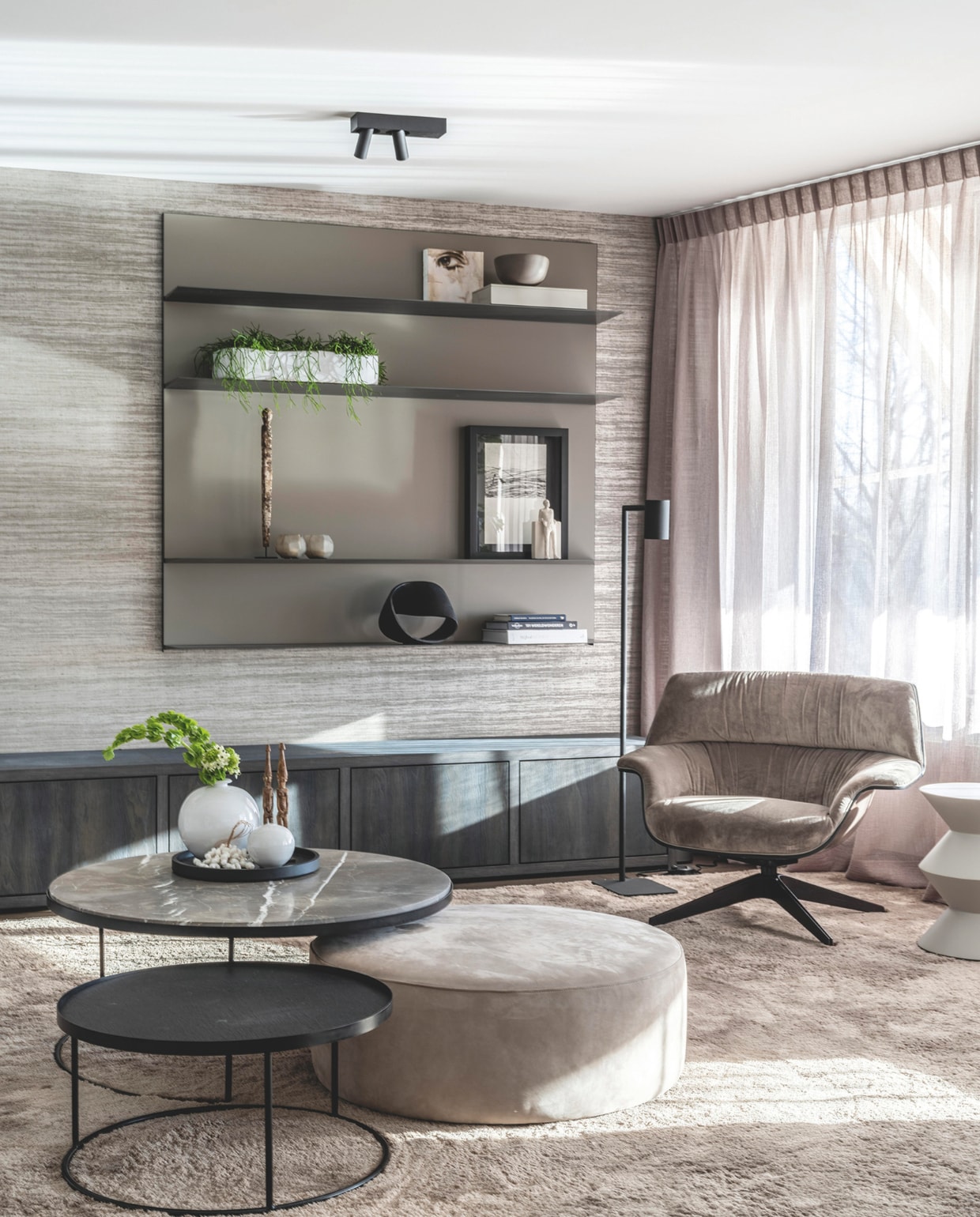 De banken zijn van Sur&amp;Plus, de salontafels van Ethnicraft. De poef is van Private Label by Raw, de wandkast van Molteni&amp;C. De stoel voor het raam is van AmuraLab. De bijzettafel is van Minotti. Alles geleverd door Raw Interiors. stijlvol wonen 10-2024 | Fotografie Denise Zwijnen