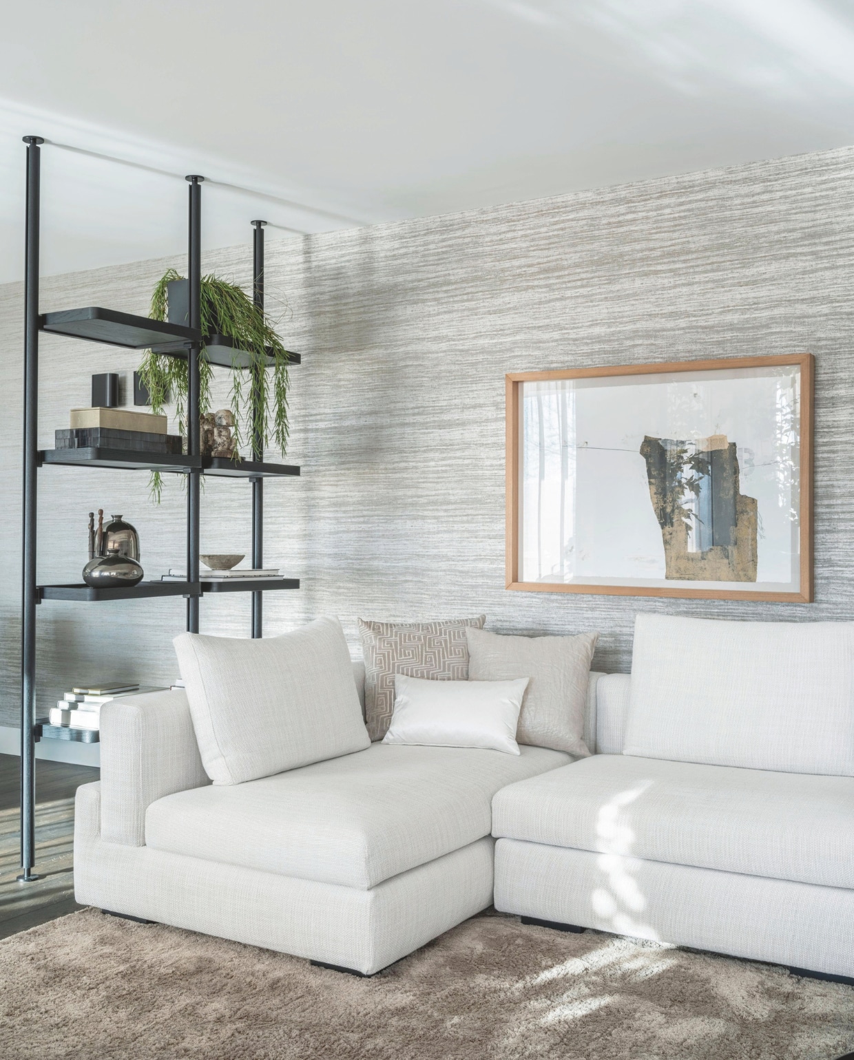 De banken zijn van Sur&amp;Plus, de roomdivider is van Molteni&amp;C. Alles geleverd door Raw Interiors. stijlvol wonen 06-2024 | Fotografie Denise Zwijnen