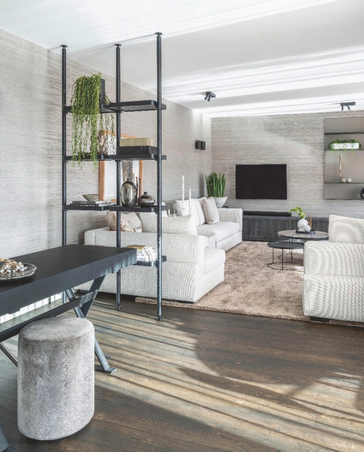 Het bureau en de poef zijn van Private Label by Raw. De lamp op het bureau is van Raw Interiors. De wandlampen van Modular Lighting Instruments komen van De Bonth Licht &amp; Advies. De roomdivider is van Molteni&amp;C. Alles geleverd door Raw Interiors. stijlvol wonen 06-2024 | Fotografie Denise Zwijnen