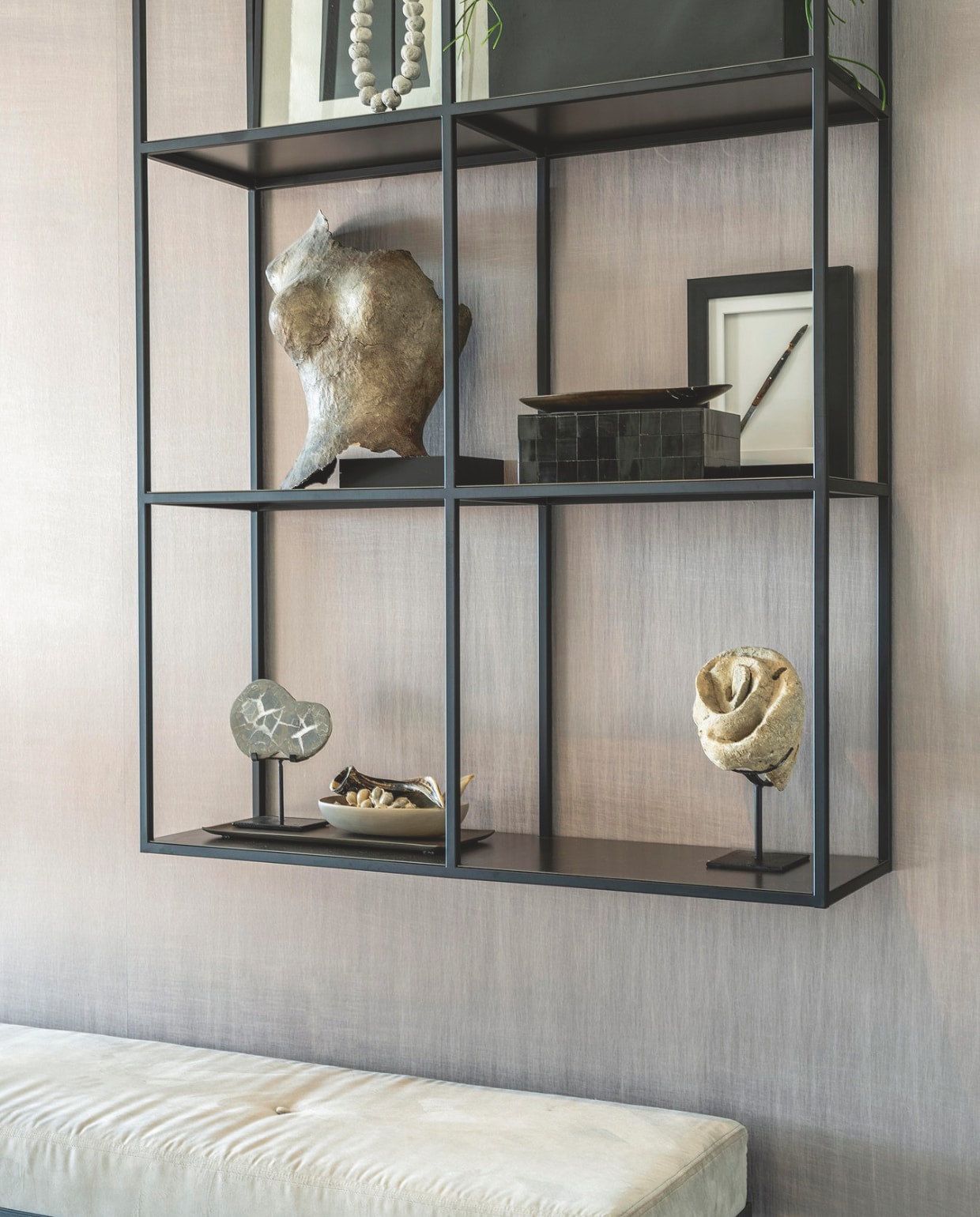 Het wandrek in de hal is van Meridiani via 	Raw Interiors. stijlvol wonen 06-2024 | fotografie Denise Zwijnen