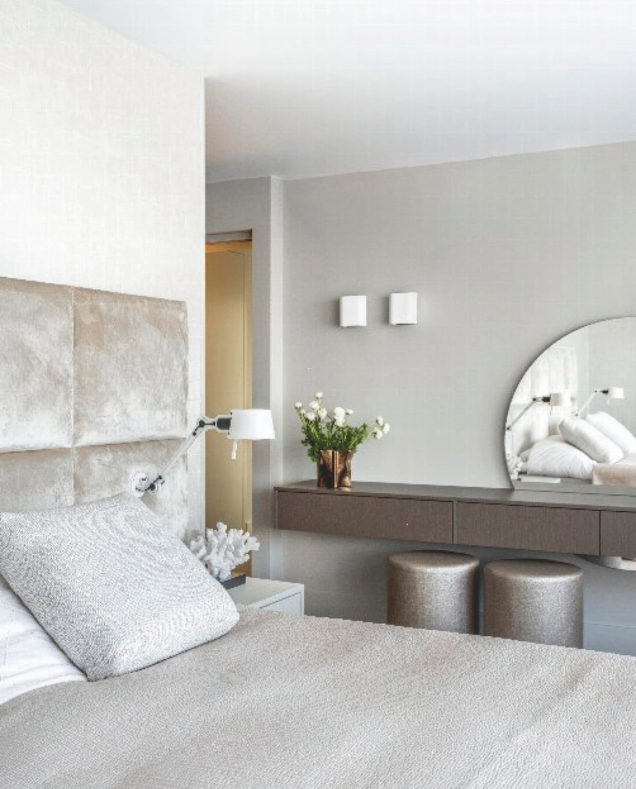De achterwand komt van Living Home Interiors. Op het bed ligt een plaid van Raw Interiors. De lampen ernaast zijn van Tonone. Op de muur is gekozen voor behang van Casamance. Het schilderij is van de Bossche kunstenaar Jos van Uitregt. stijlvol wonen 10-2024 | fotografie Denise Zwijnen
