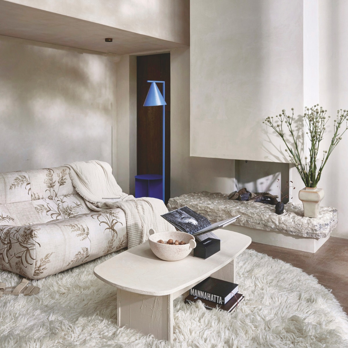 Tweedehands salontafel € 40,- (rataplan.nl). Betonstuc in 10201 Lin Lisse, 1 kg € 31,50 (betonlook.nl). Ivoorkleurig wollen vloerkleed Fluffy van HKliving, 250 cm (Ø) € 1422,49 (villajipp.nl). Tweezitsbank Lazy Lounge Reeds van HKliving € 2650,- (flinders.nl). Naturel plaid Jet, 130x170 cm € 39,95, grijze marmeren boekenstandaard Arthur € 49,95 (loods5.nl). Kobaltblauwe metalen bijzettafel van HKliving, 40x45 cm (Øxh) € 116,99 (fonq.nl). Grijsblauwe vloerlamp Formal Dusty Blue € 189,- (loftlamp.nl). Schaal met oren Korvat Urban, gerecycled keramiek en nieuwe klei € 49,95, celadongroene vaas Riva € 79,95 (urbannatureculture.com). Wand decoratieve kalkpleister in Ivory, vloer decoratieve kalkpleister in Polivar geolied en gewaxt (urbancreative.eu). Overig privébezit. vtwonen 11-2024 | styling Marit Saladini | fotografie Peggy Janssen