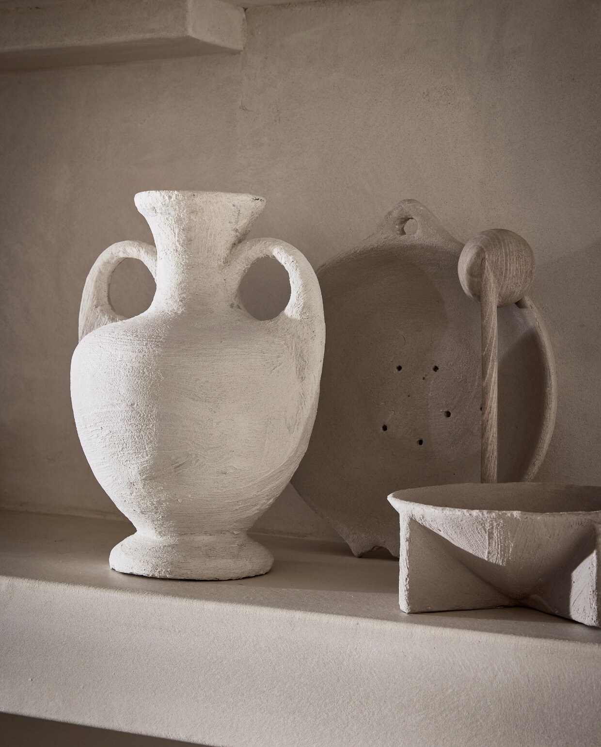 Tweedehands vaas en schaal (rataplan.nl). vtwonen 11-2024 | styling Marit Saladini | fotografie Peggy Janssen