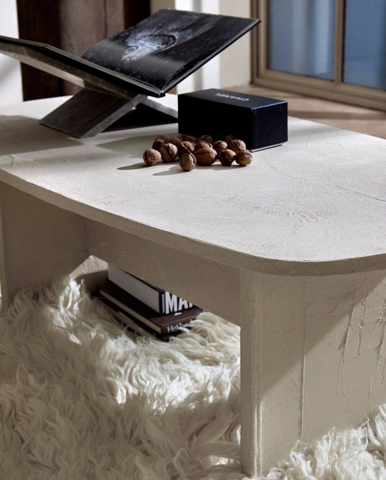 Tweedehands salontafel € 40,- (rataplan.nl). Betonstuc in 10201 Lin Lisse, 1 kg € 31,50 (betonlook.nl). Ivoorkleurig wollen vloerkleed Fluffy van HKliving, 250 cm (Ø) € 1422,49 (villajipp.nl). Grijze marmeren boekenstandaard Arthur € 49,95 (loods5.nl). Overig privébezit. vtwonen 11-2024 | styling Marit Saladini | fotografie Peggy Janssen