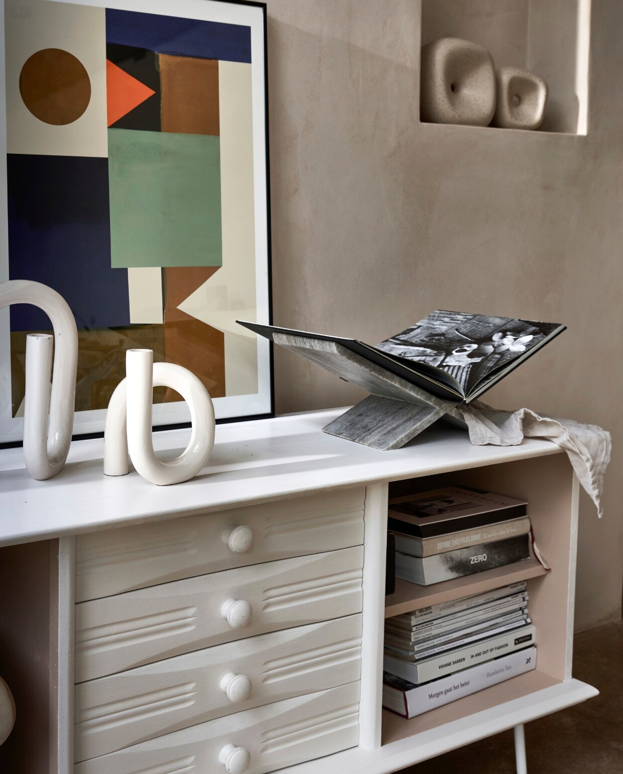 Buffetkast gratis (via Marktplaats). Stalen poten Hairpin, per stuk € 17,95 (meubelpootjes.nl). Beige kandelaars Tubo, 16x10x18 cm (bxdxh), per stuk € 54,49 (zuiver.com). Poster The House by Berit Mogensen Lopez van Loods 5 Kunst, 50x70 cm € 60,-, zwarte aluminium wissellijst, 50x70 cm € 45,95 (loods5.nl). Marmeren boekenstandaard Arthur € 49,95, (loods5.nl). Zandkleurige objecten Fratelli in nis, set van 2 € 49,95 (urbannatureculture.com). Wand kalkpleister in Ivory, vloer en trap in Polivar, geolied en gewaxt (urbancreative.eu). Overig privébezit. vtwonen 11-2024 | styling Marit Saladini | fotografie Peggy Janssen