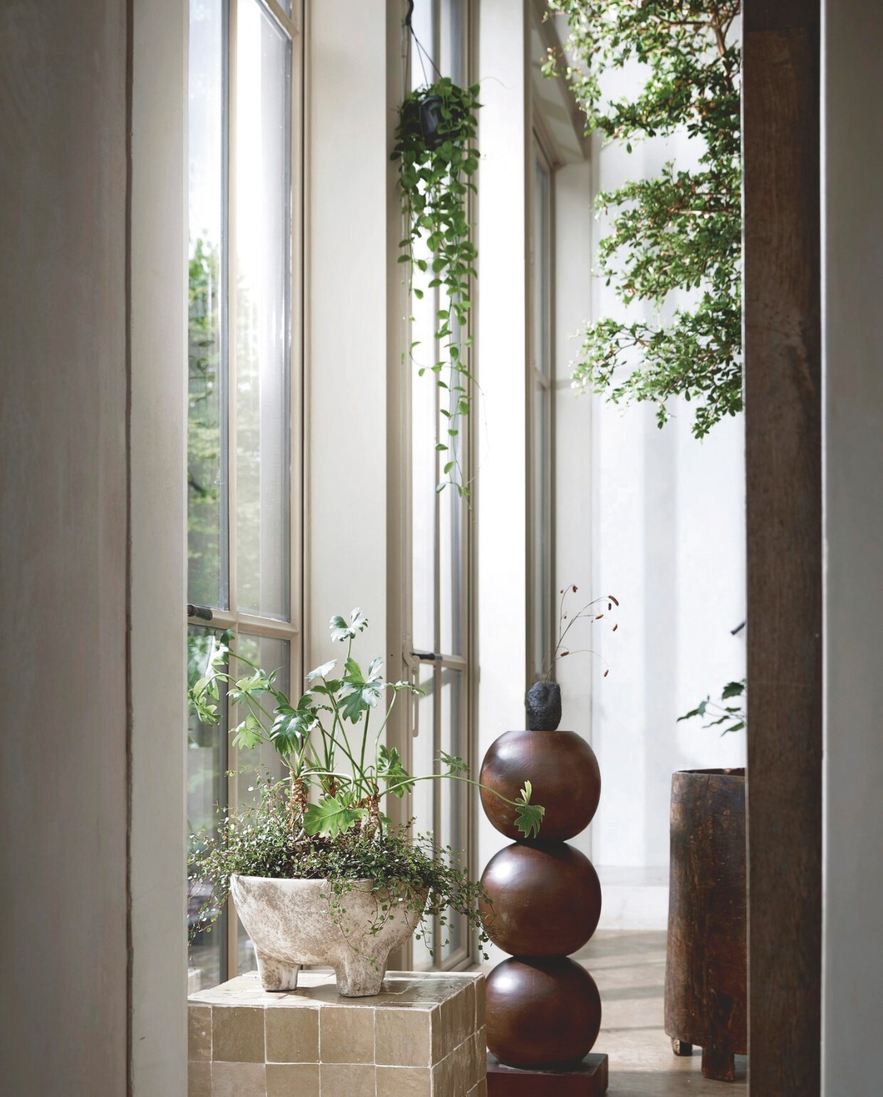 Tweedehands kubus € 20,- (rataplan.nl). Beige zelliges, 10x10x1,8 cm, per m2 € 115,- (householdhardware.nl). Terracotta pot op poten Modern Rustic € 119,-, massief mahoniehouten pilaar Pedestal Bulb, 28x83 cm (Øxh) € 299,- (urbannatureculture.com). Vloer en trap decoratieve kalkpleister in Polivar geolied en gewaxt (urbancreative.eu). Overig privébezit. vtwonen 11-2024 | styling Marit Saladini | fotografie Peggy Janssen