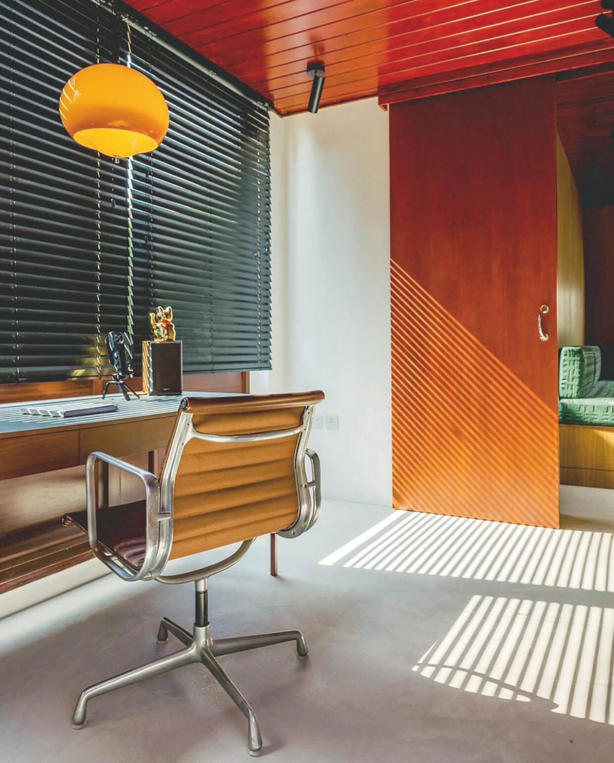 Bureau The Conran Shop. Aluminium Eames-chair Vitra. Hanglamp vintage. vtwonen 10-2024 | fotografie Mariell Hansen