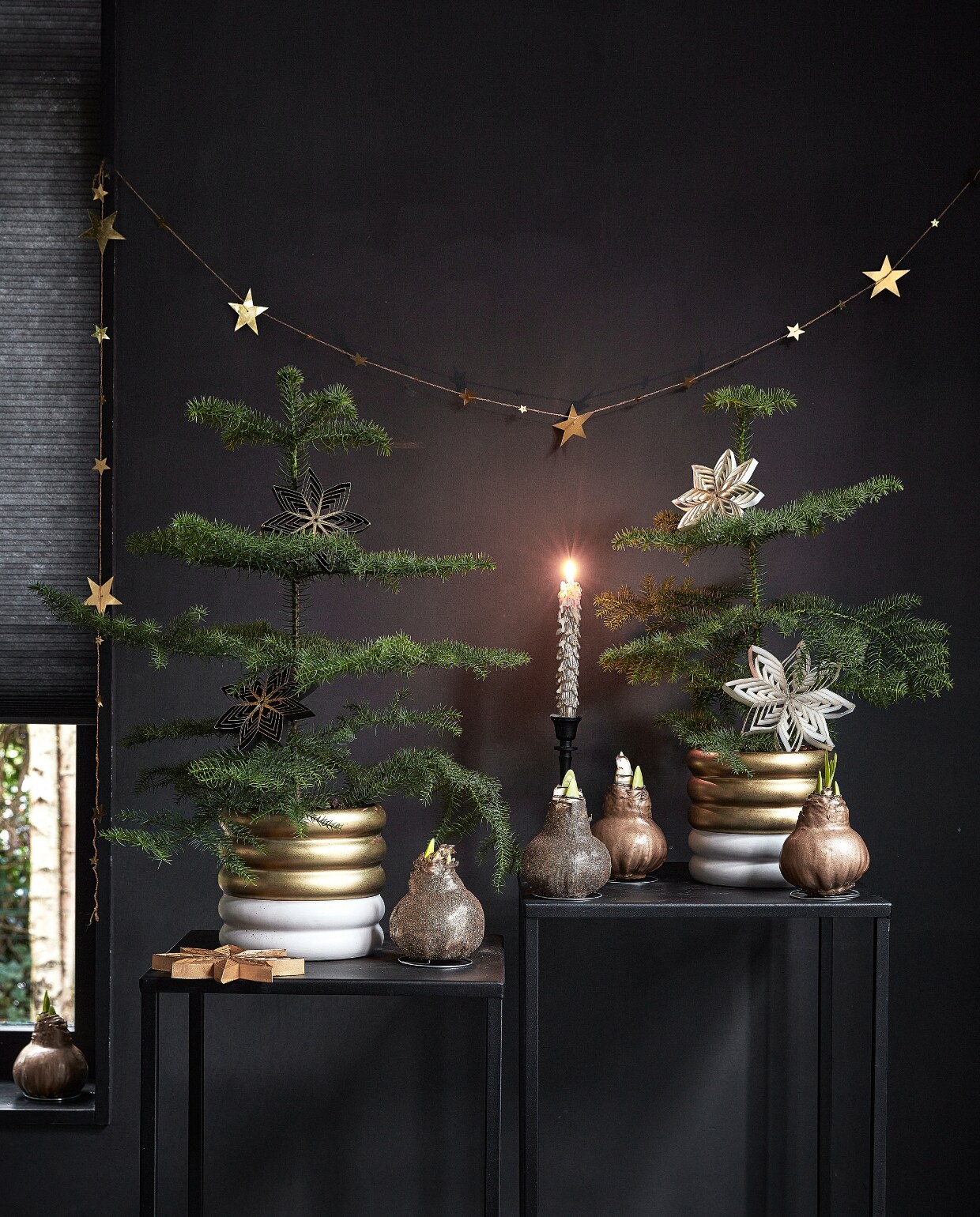 Zwart papieren ornament bloem met glitter, 10 cm (Ø) € 5,99, wit papieren ornament, 30x7 cm (Øxd) € 3,99. vtwonen 12-2022 | styling Kim van Rossenberg | fotografie Peggy Janssen